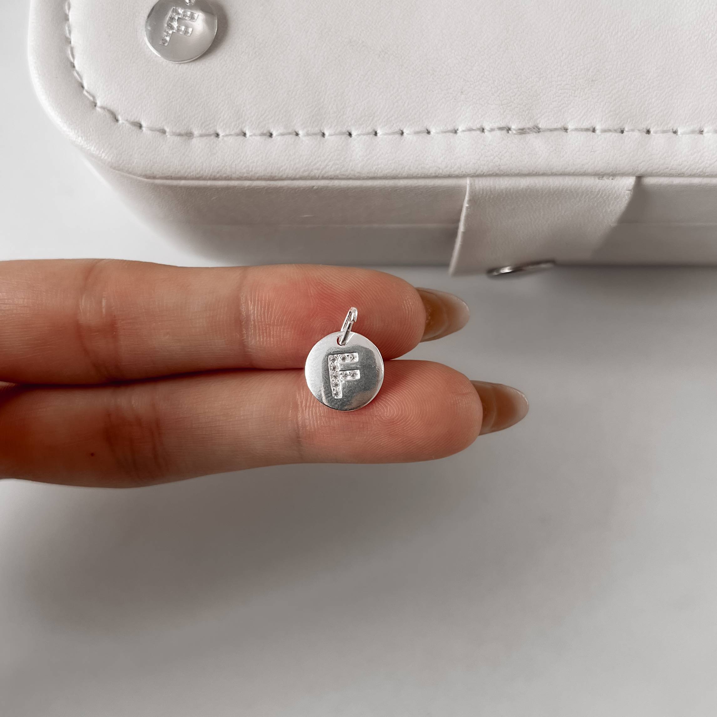 Imagem Secundária Pingente medalha letra F cravejada 15mm