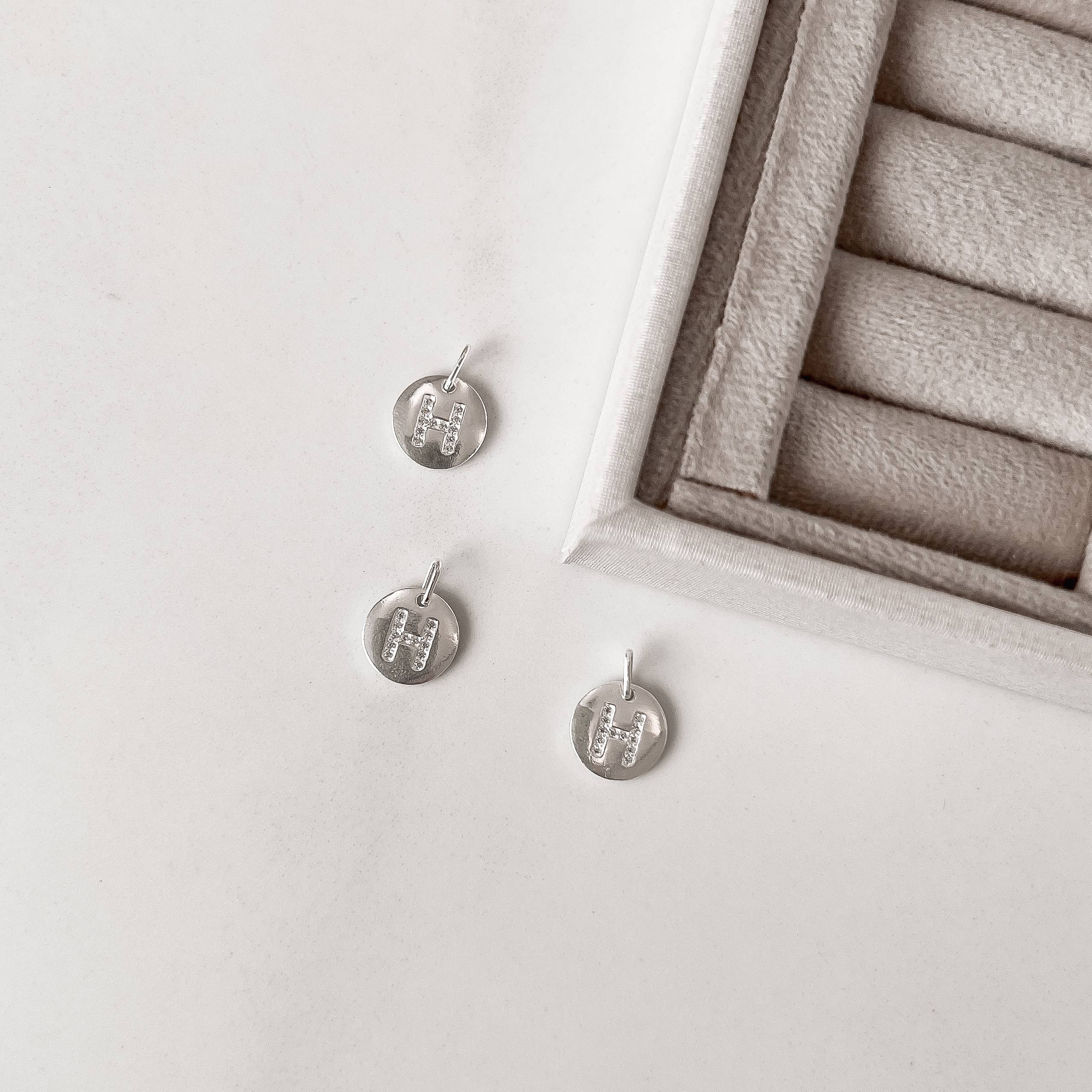 Pingente medalha letra H cravejada 15mm