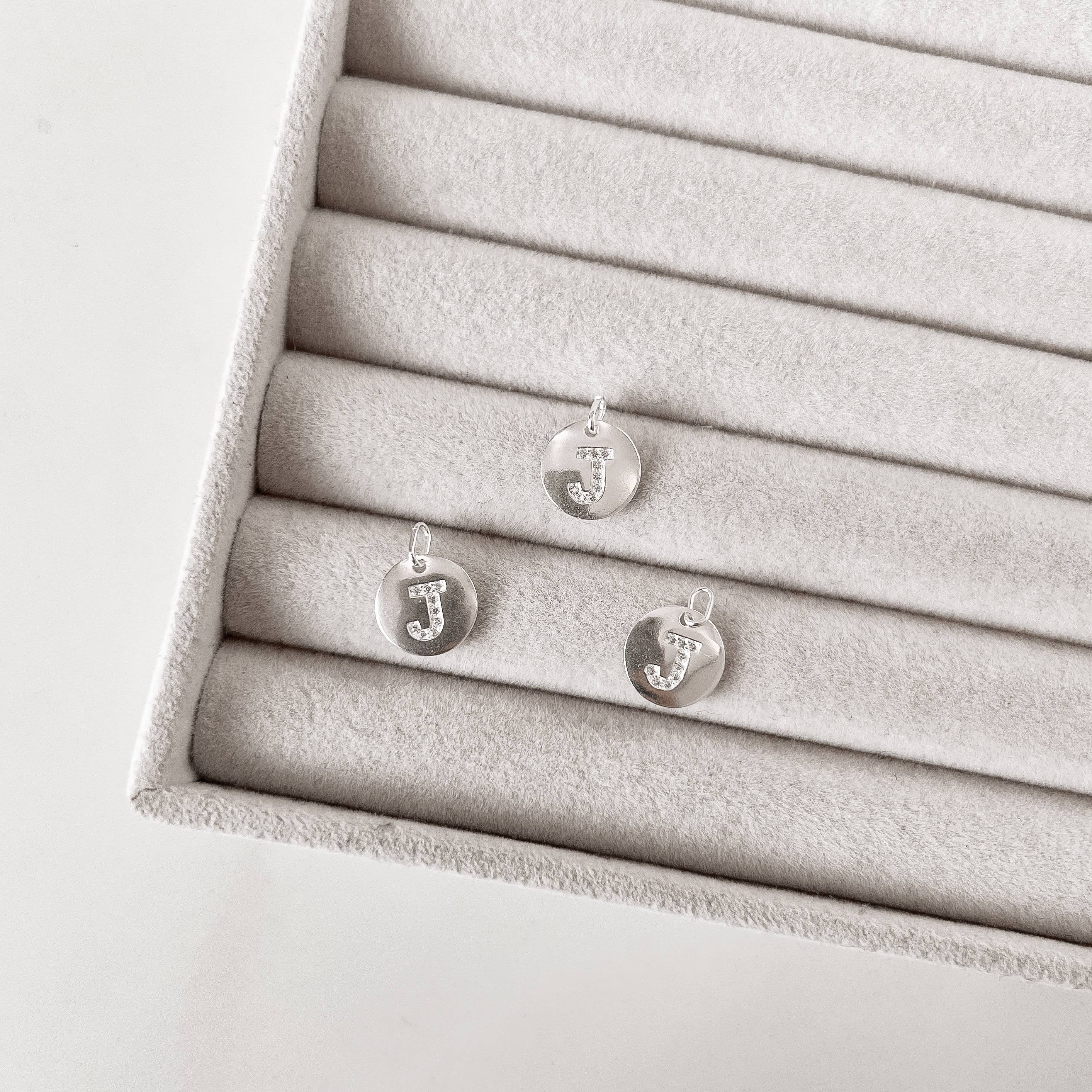 Imagem Secundária Pingente medalha letra J cravejada 15mm