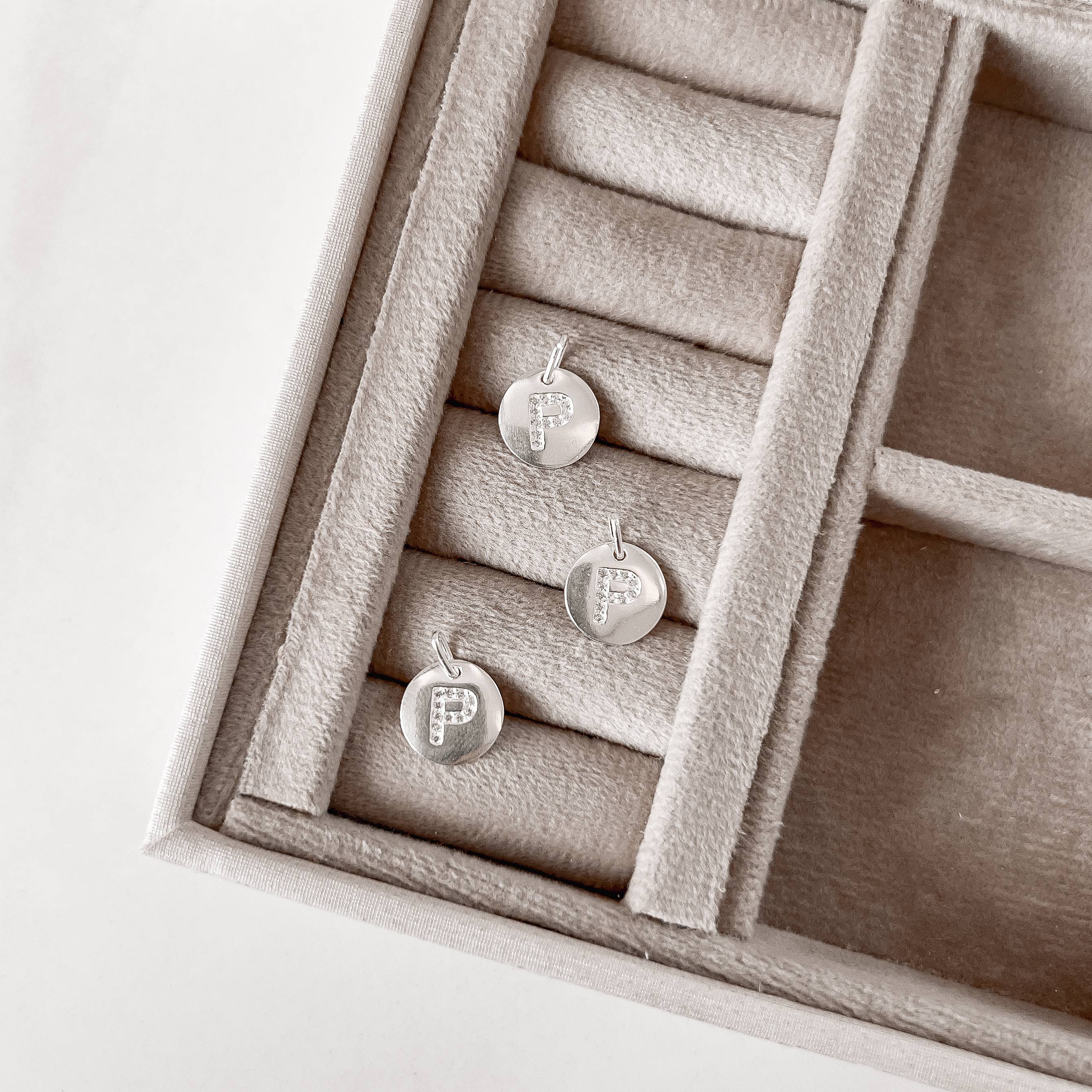 Imagem Secundária Pingente medalha letra P cravejada 15mm