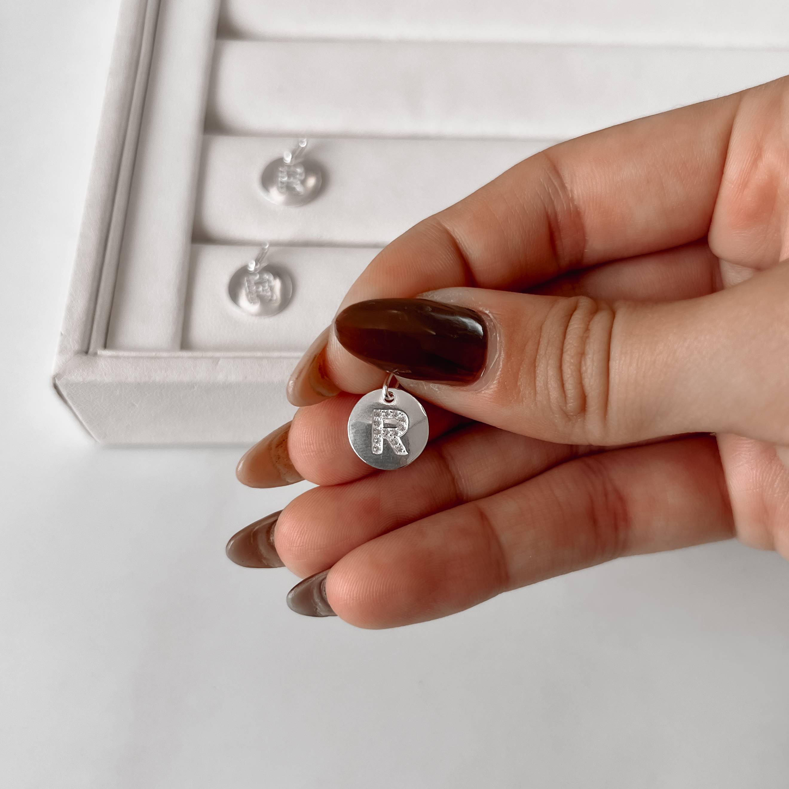 Imagem Secundária Pingente medalha letra R cravejada 15mm