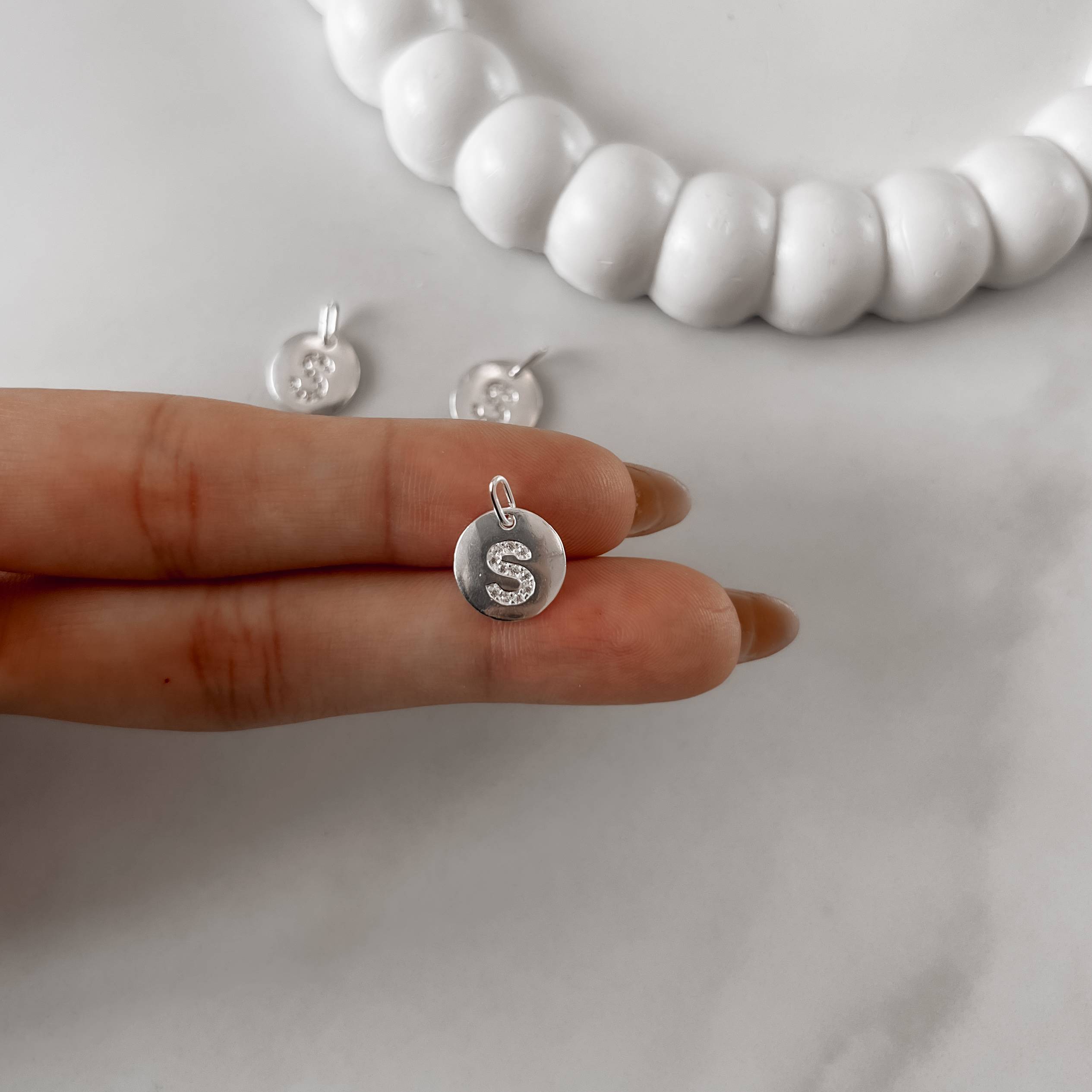 Imagem Secundária Pingente medalha letra S cravejada 15mm