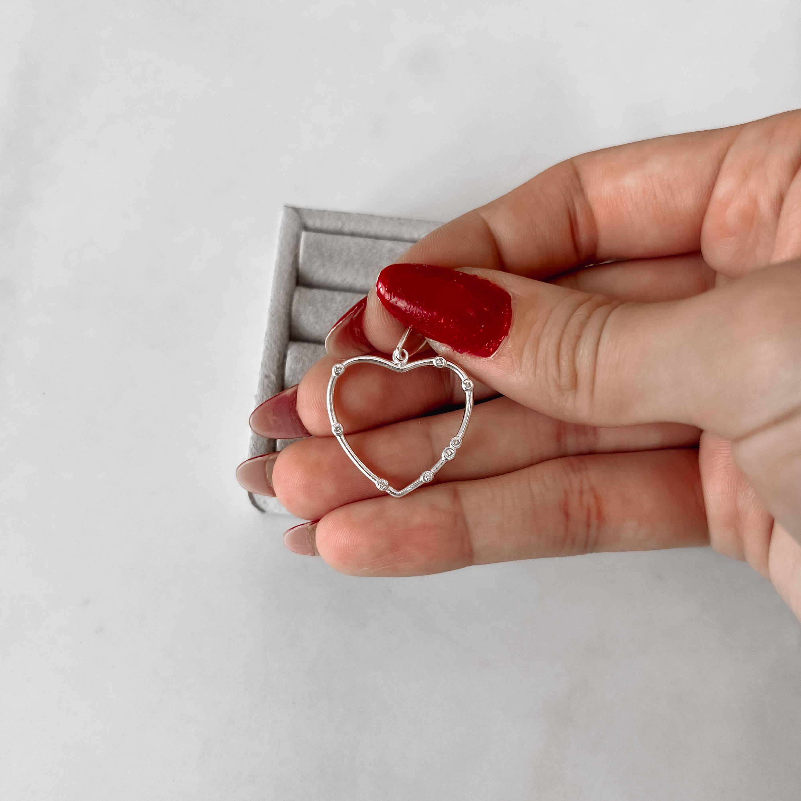 Imagem Secundária Pingente coração vazado detalhes zircônias 23mm