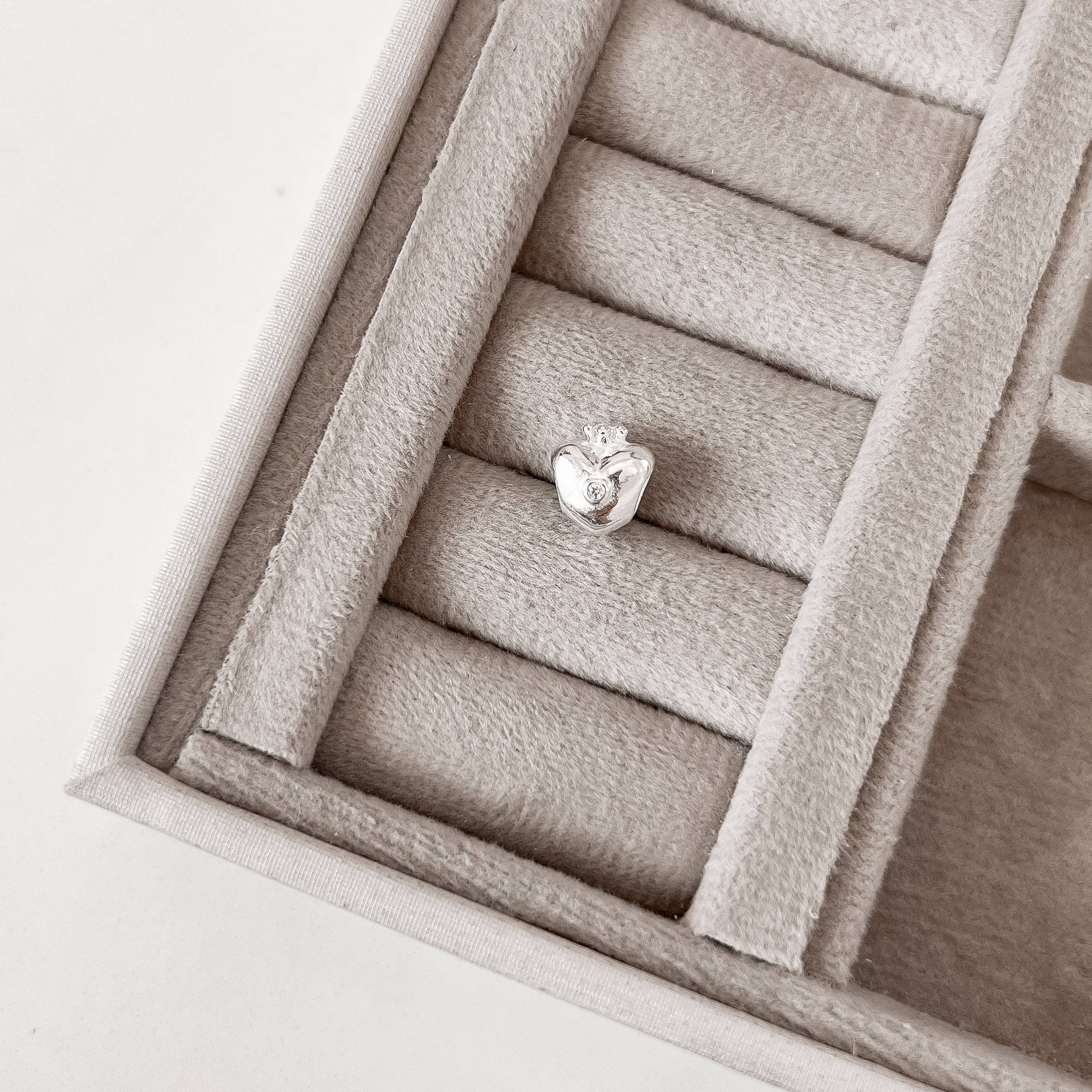 Imagem Secundária Berloque separador coração com coroa e zircônias 9mm