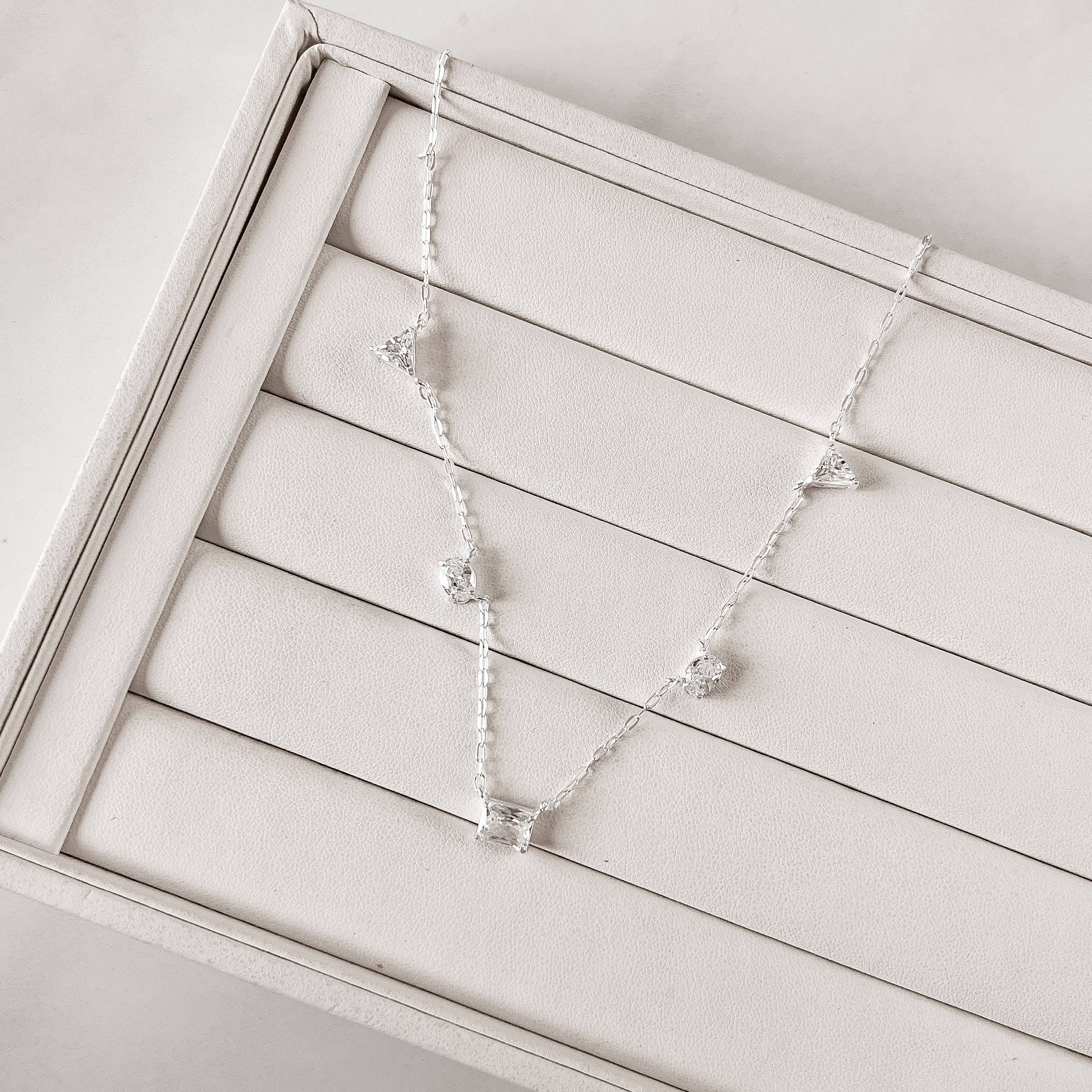 Colar zircônias triângulo, oval e retangular 40+5cm