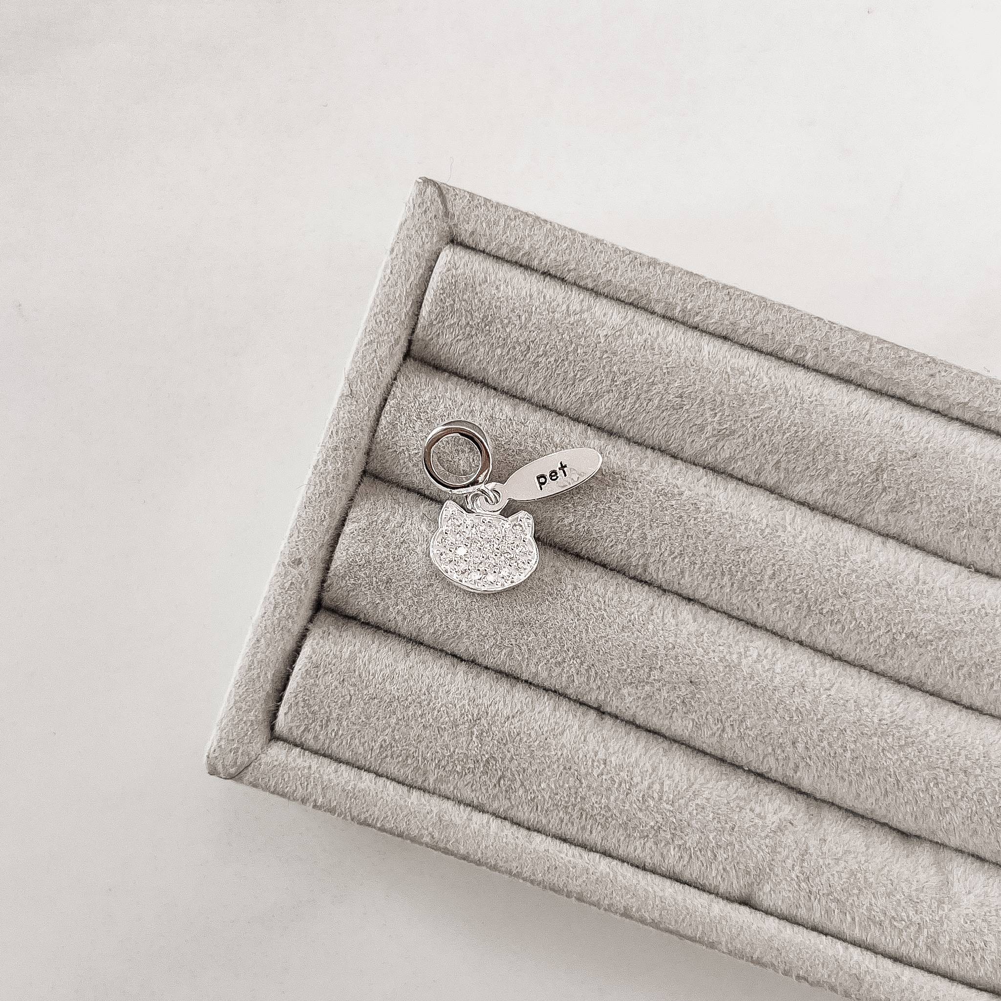 Berloque pingente gato cravejado com placa escrito pet