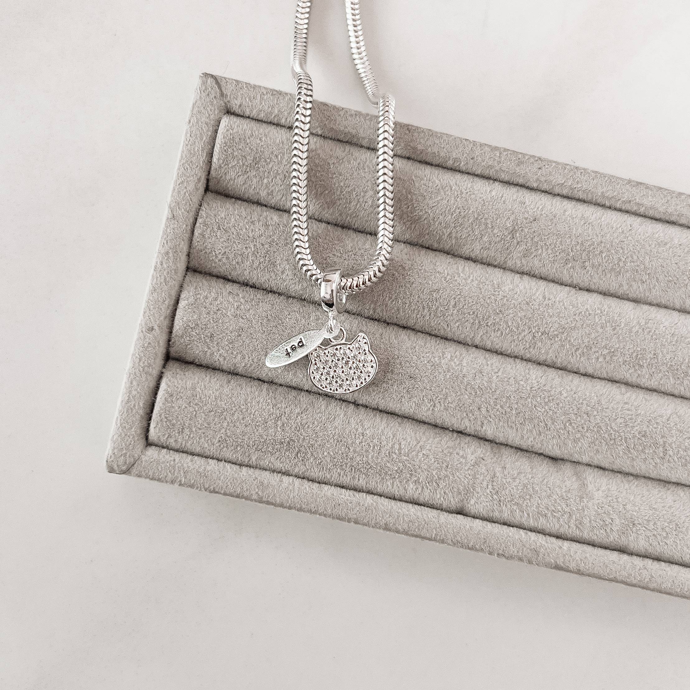 Imagem Secundária Berloque pingente gato cravejado com placa escrito pet