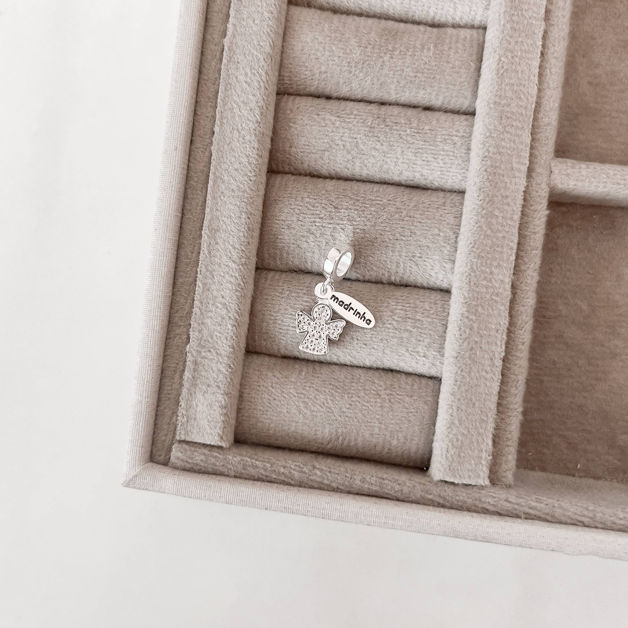 Imagem Secundária Berloque pingente anjo cravejado com placa escrito madrinha