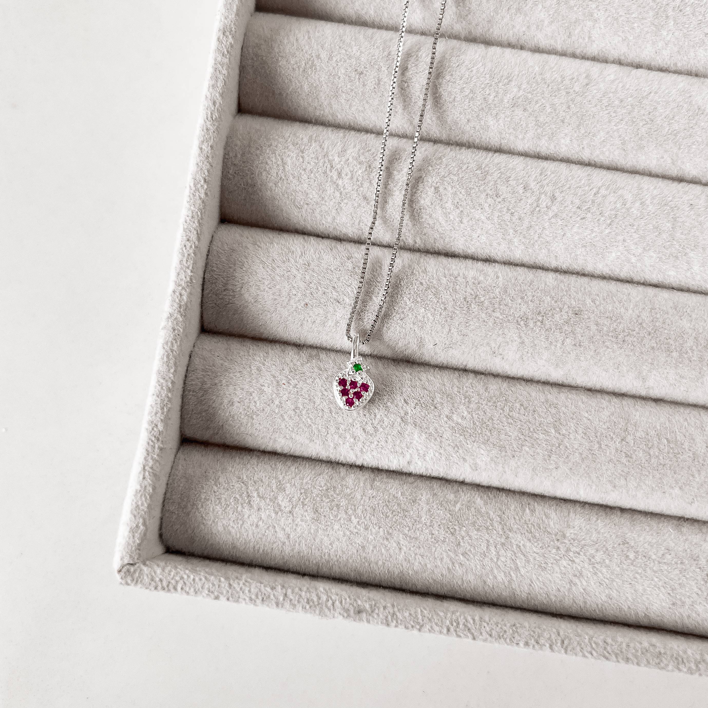 Imagem Colar pingente morango com zircônias coloridas 8mm 40cm