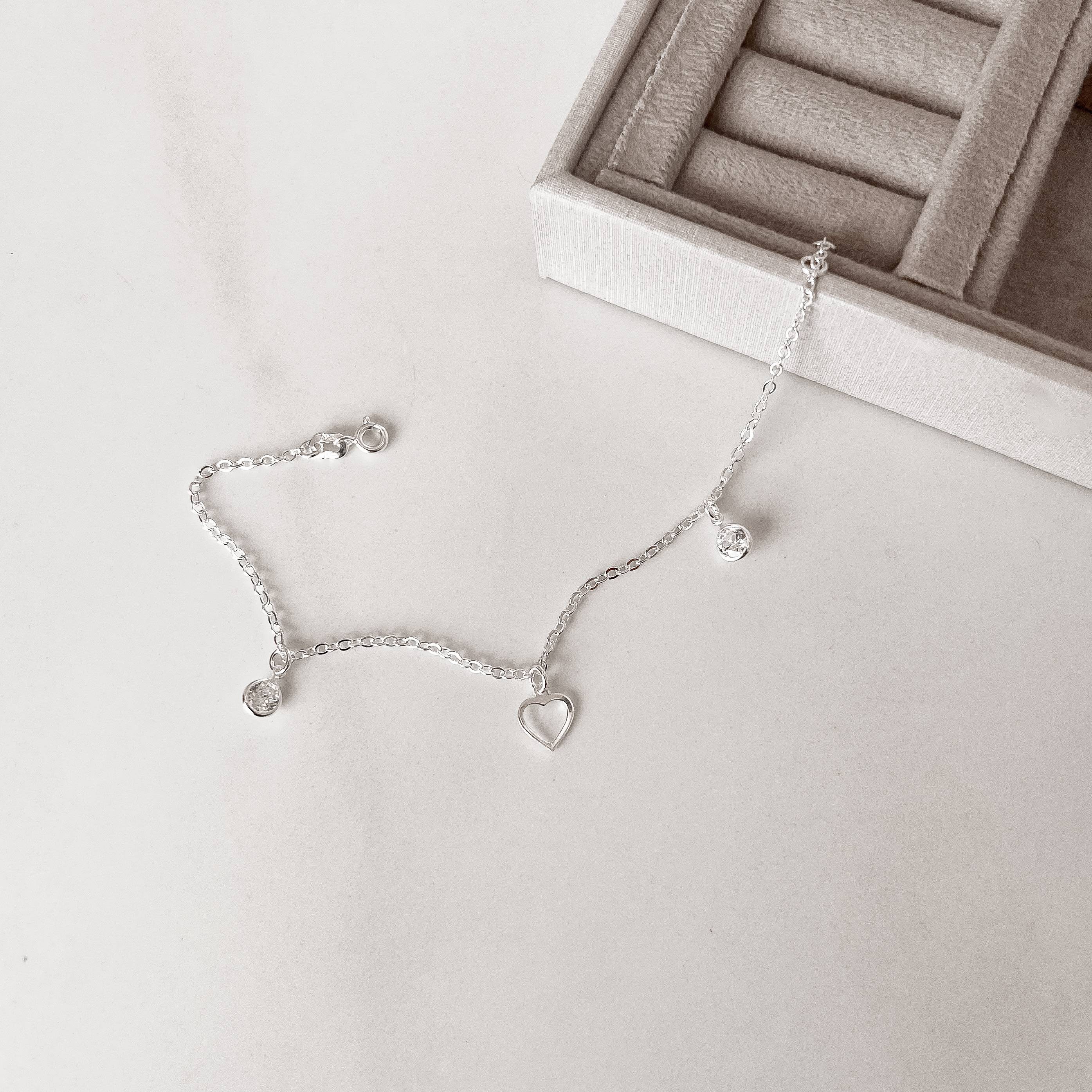 Imagem Pulseira pingentes coração vazado e zircônias cristal 5mm