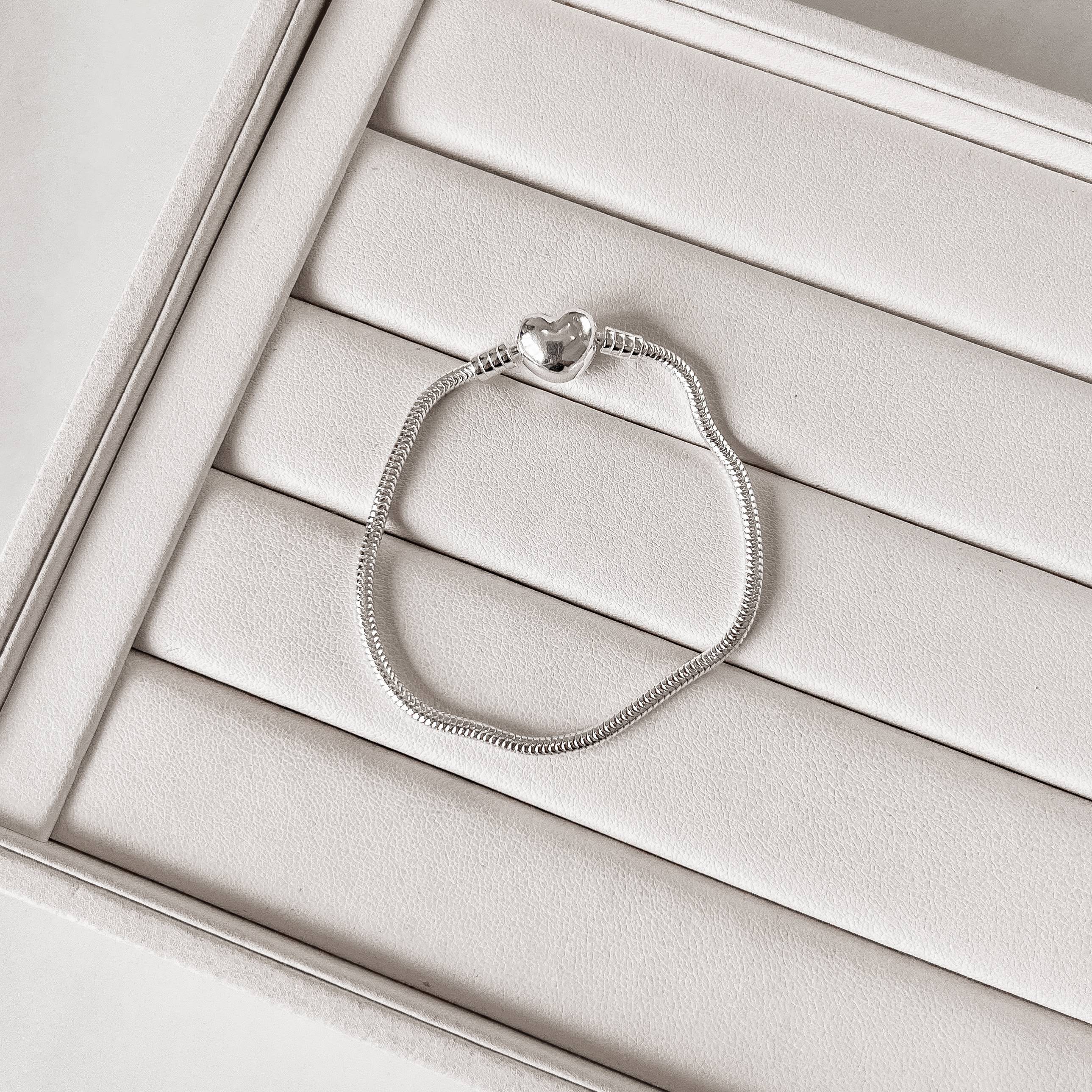 Pulseira para berloques 2.4 fecho coração liso