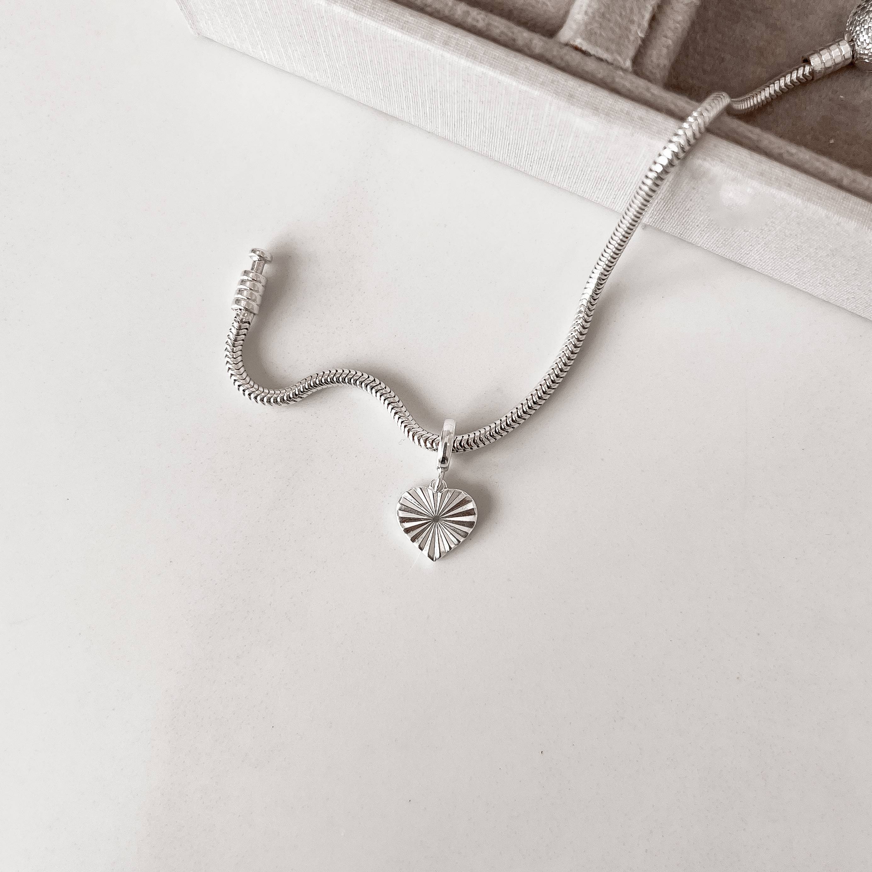 Berloque pingente coração com vinco 11mm