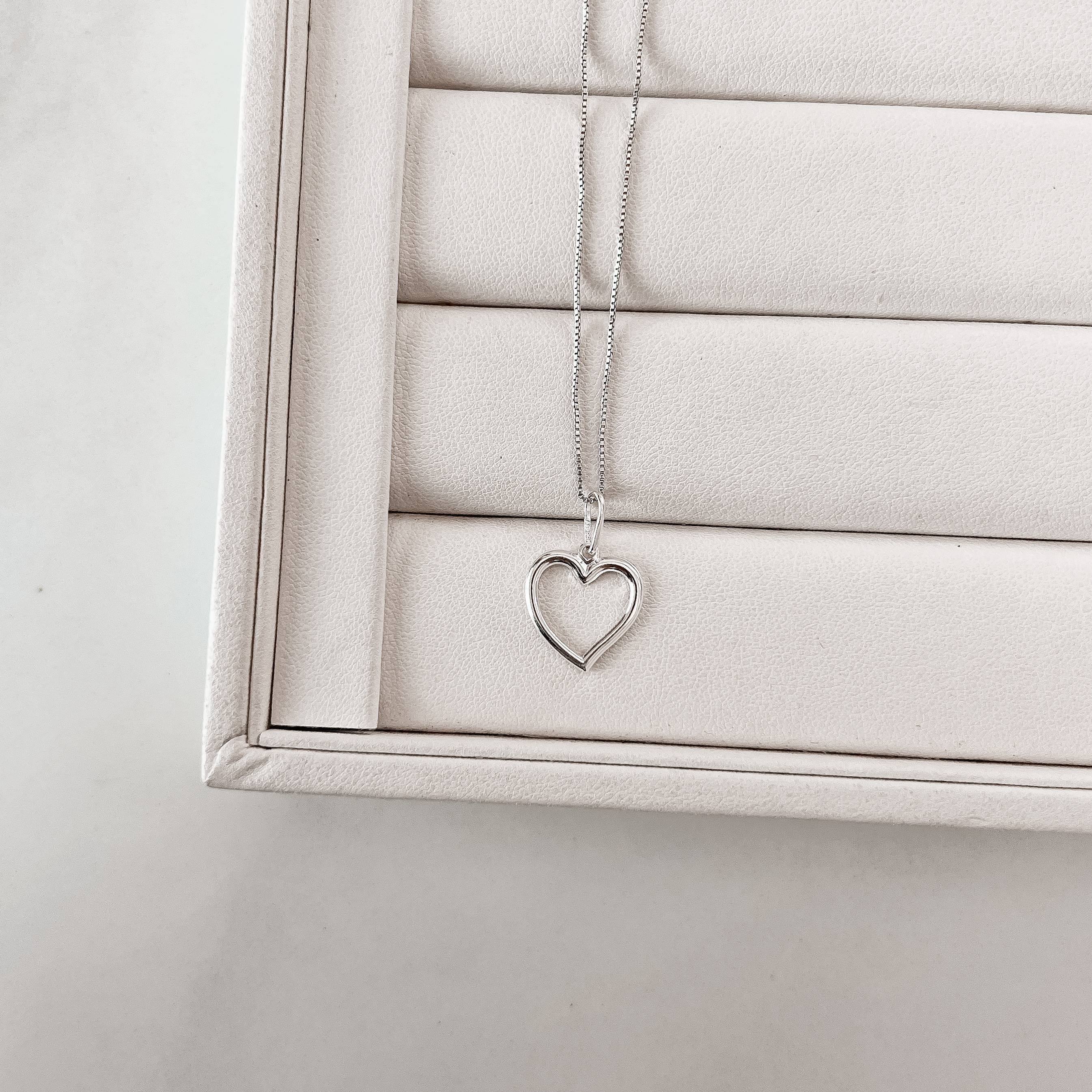 Imagem Colar pingente coração vazado esquerdo 15mm 45cm