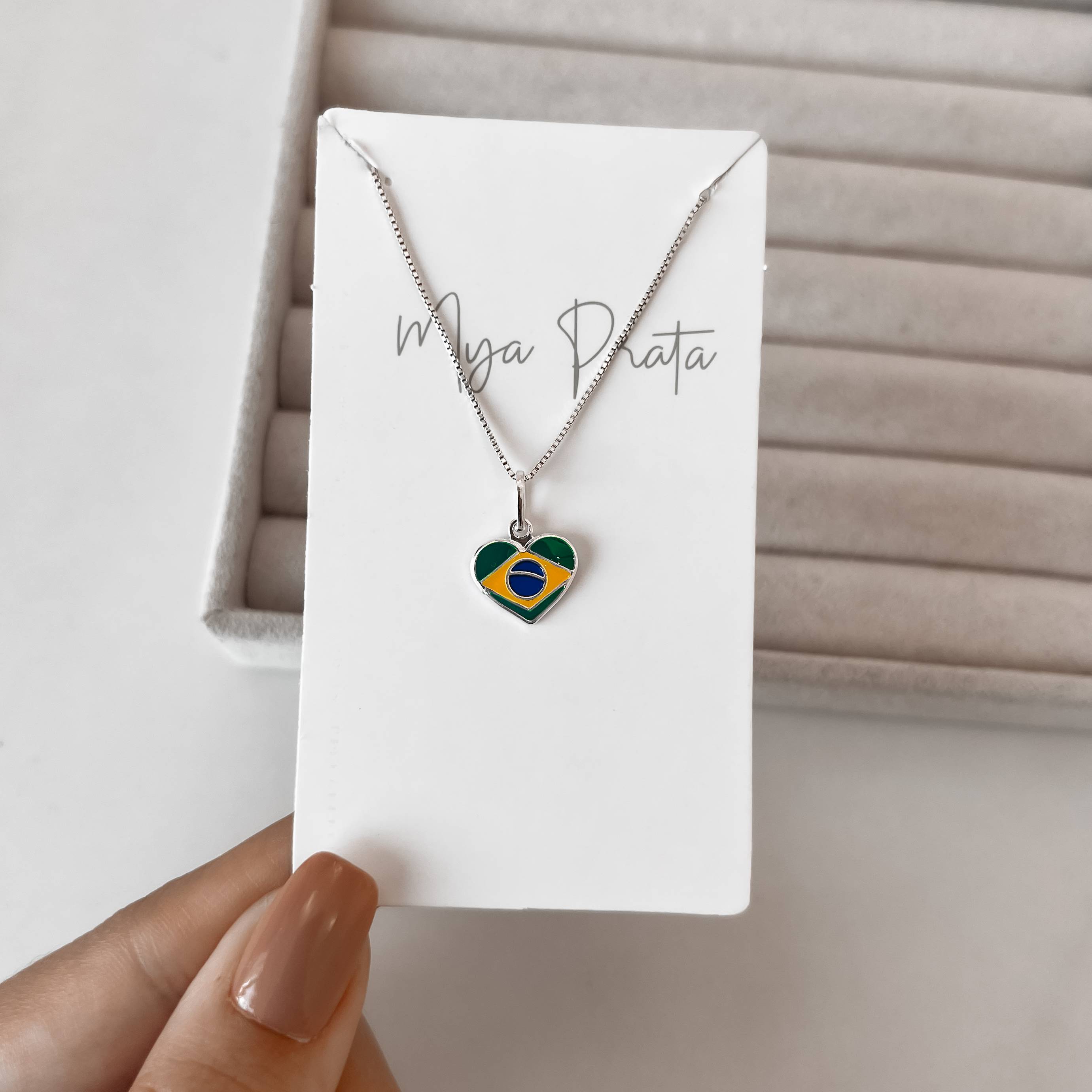 Imagem Colar pingente coração Brasil resina 12mm 45cm