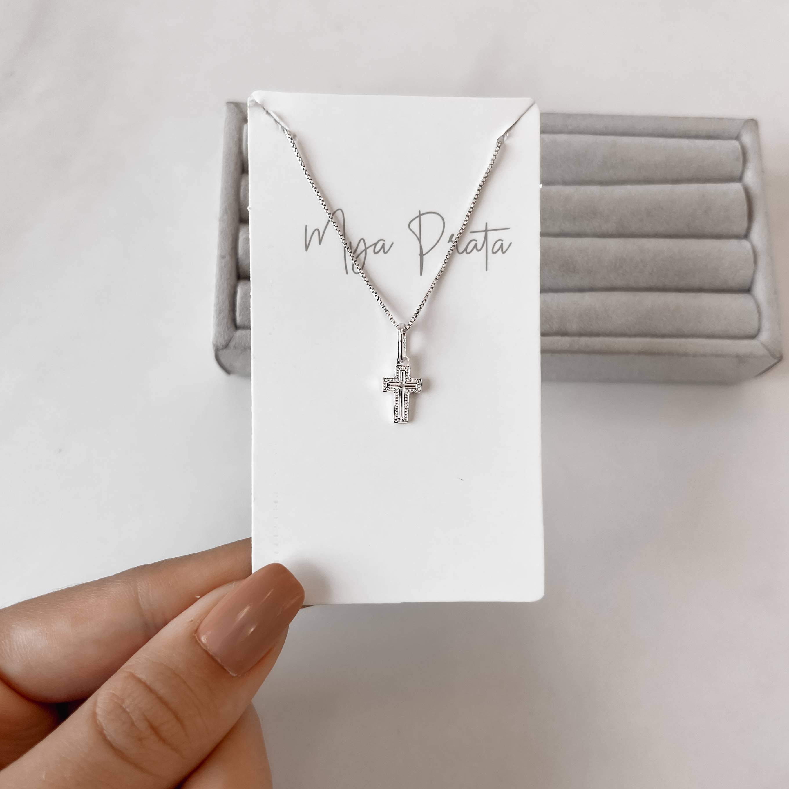 Colar pingente cruz desenhada 10mm 40cm