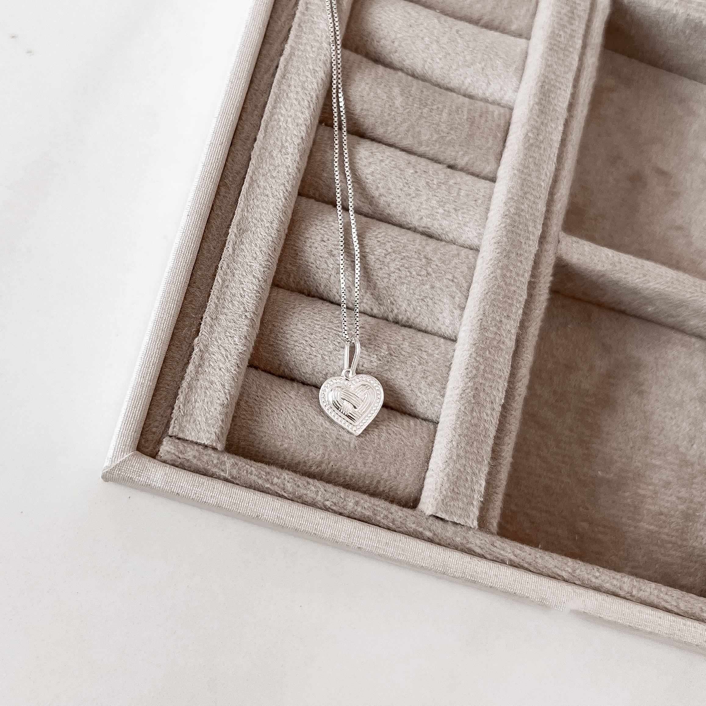 Imagem Colar pingente coração trabalhado 11mm 45cm