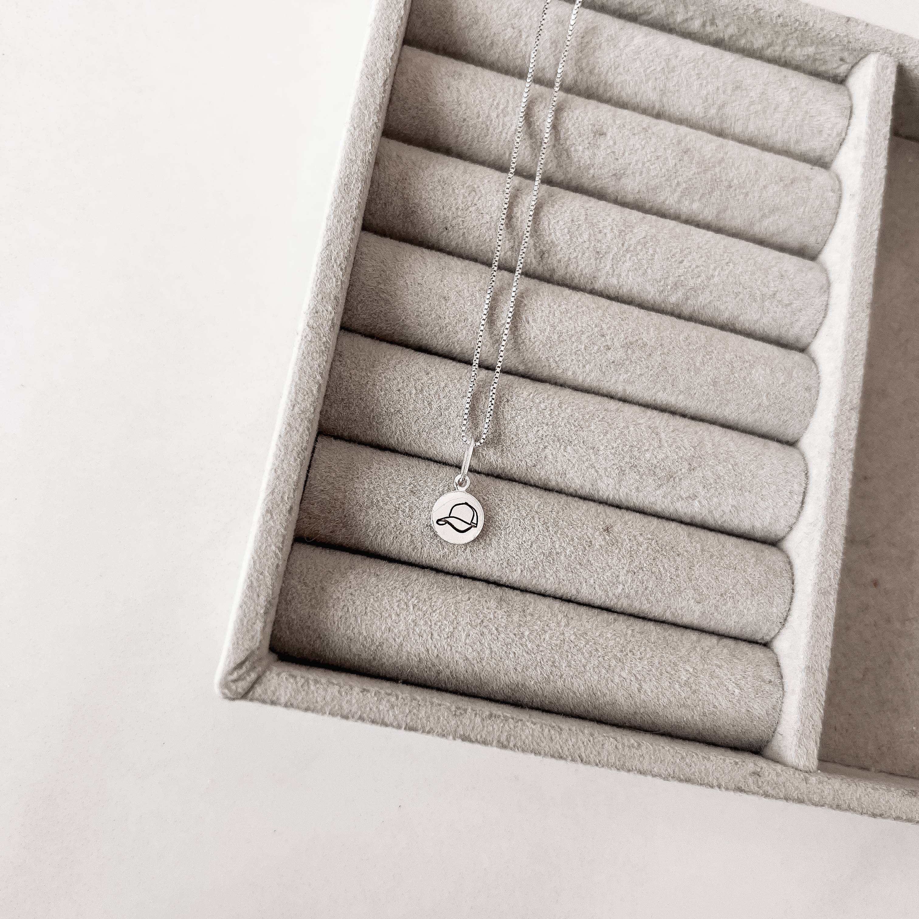 Imagem Secundária Colar pingente medalha boné resina 8mm 40cm