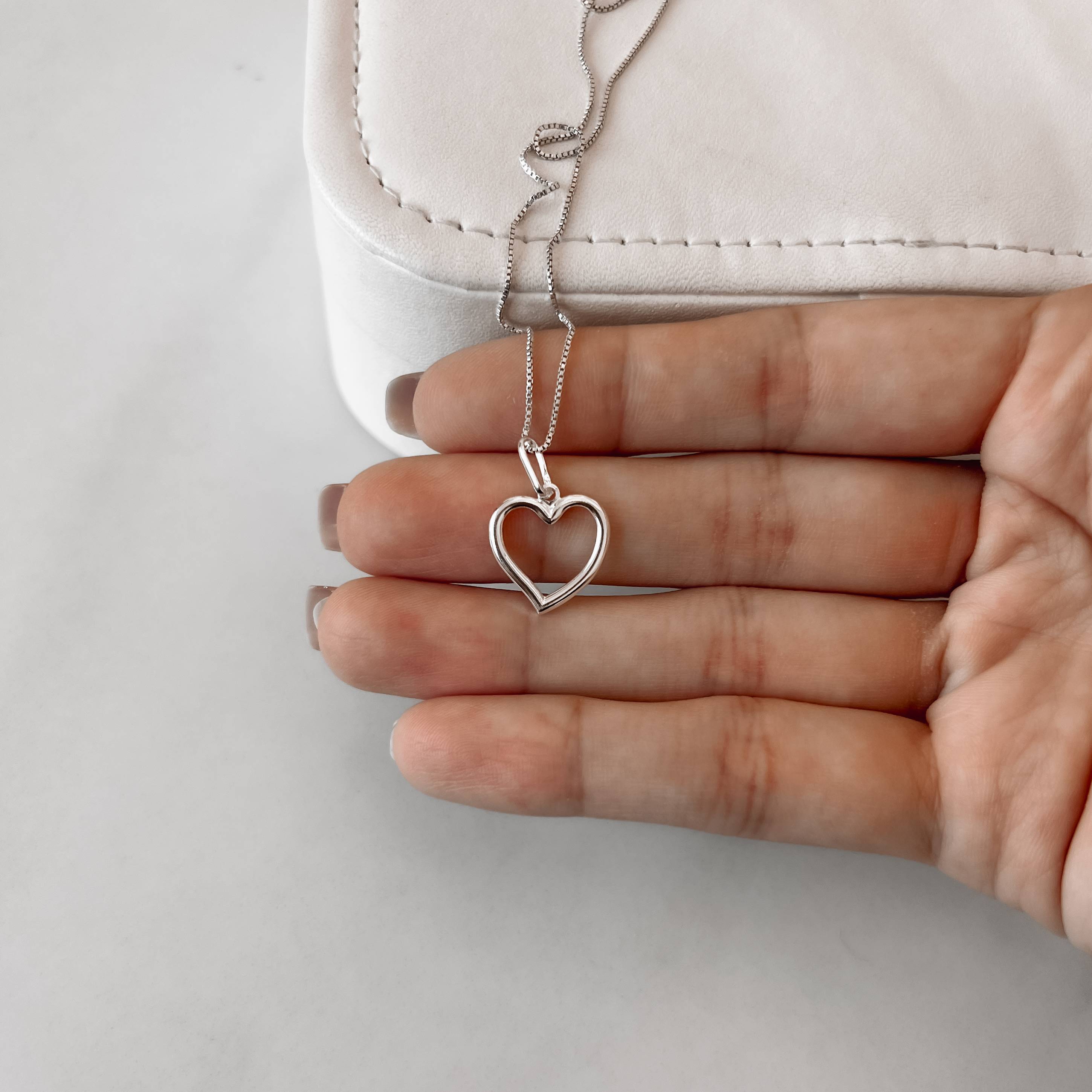 Imagem Colar pingente coração vazado direito 15mm 45cm