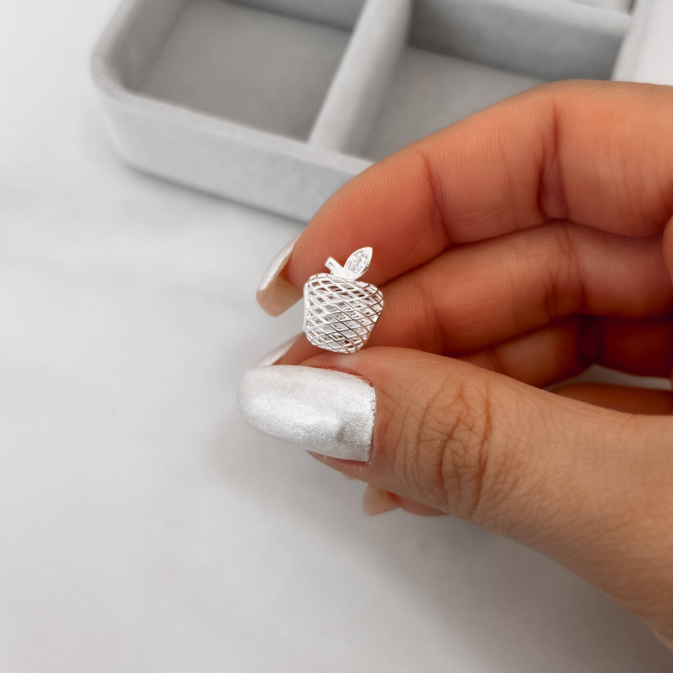 Imagem Secundária Berloque separador maçã 3D detalhe zircônias 14mm