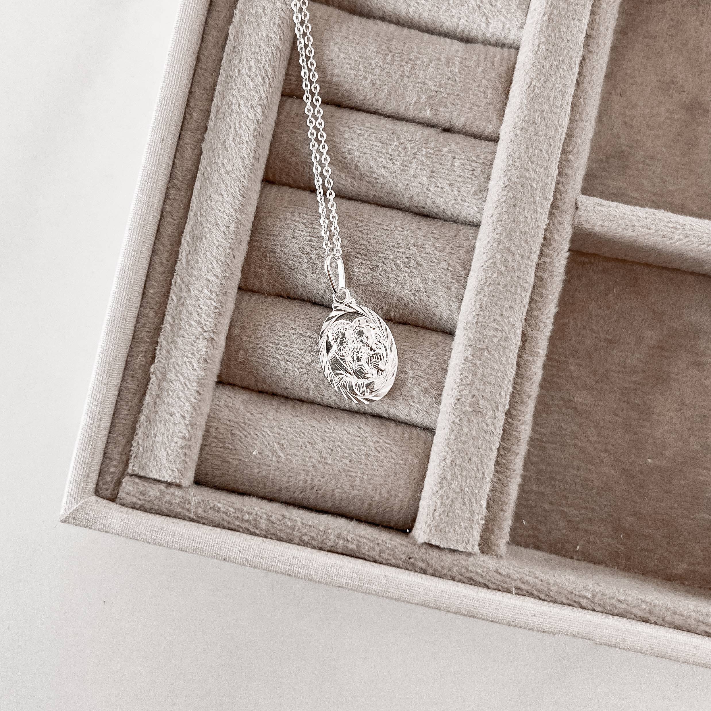 Imagem Colar pingente medalha oval Sagrada Família 18mm corrente cadeadinho 45cm