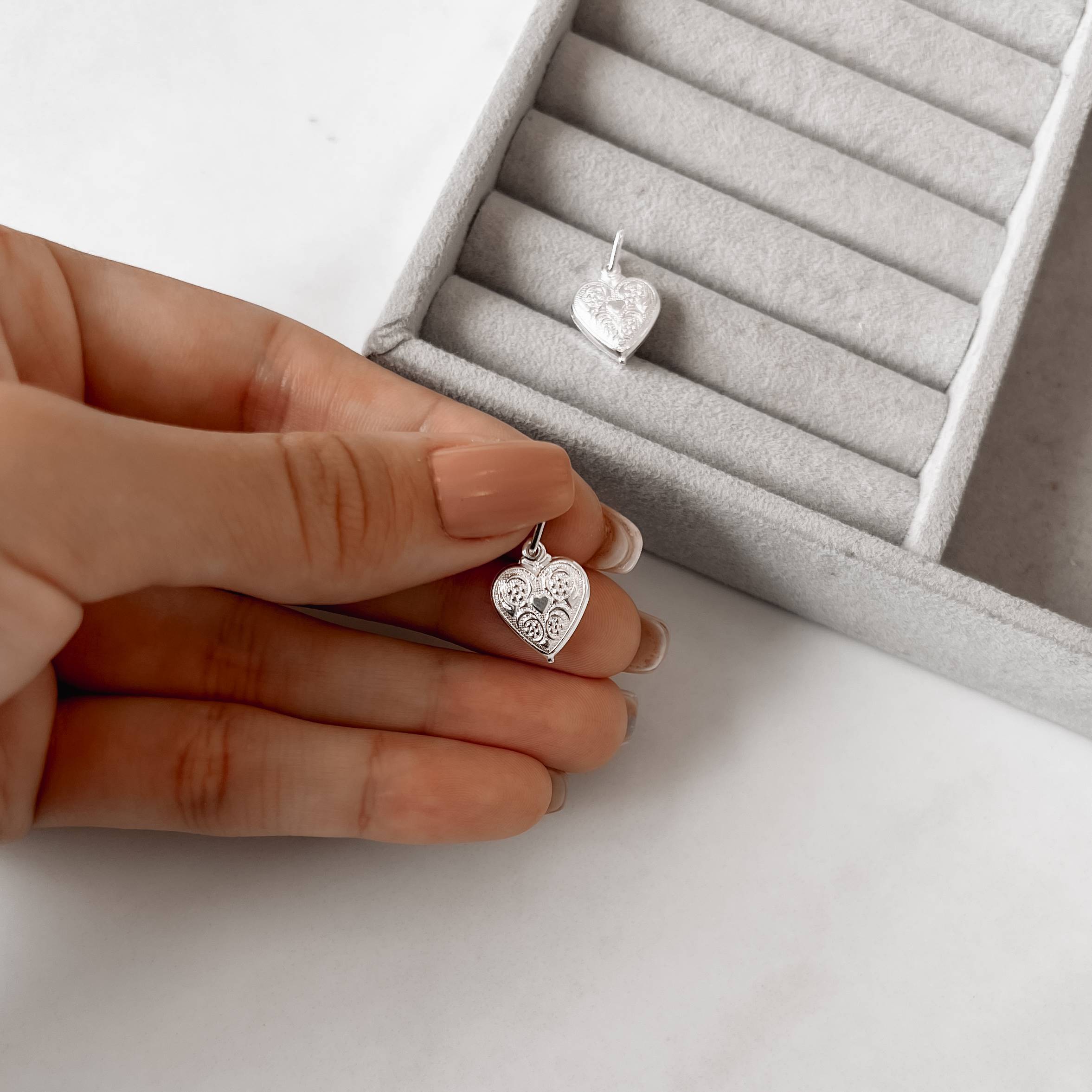 Pingente coração desenhado 16mm