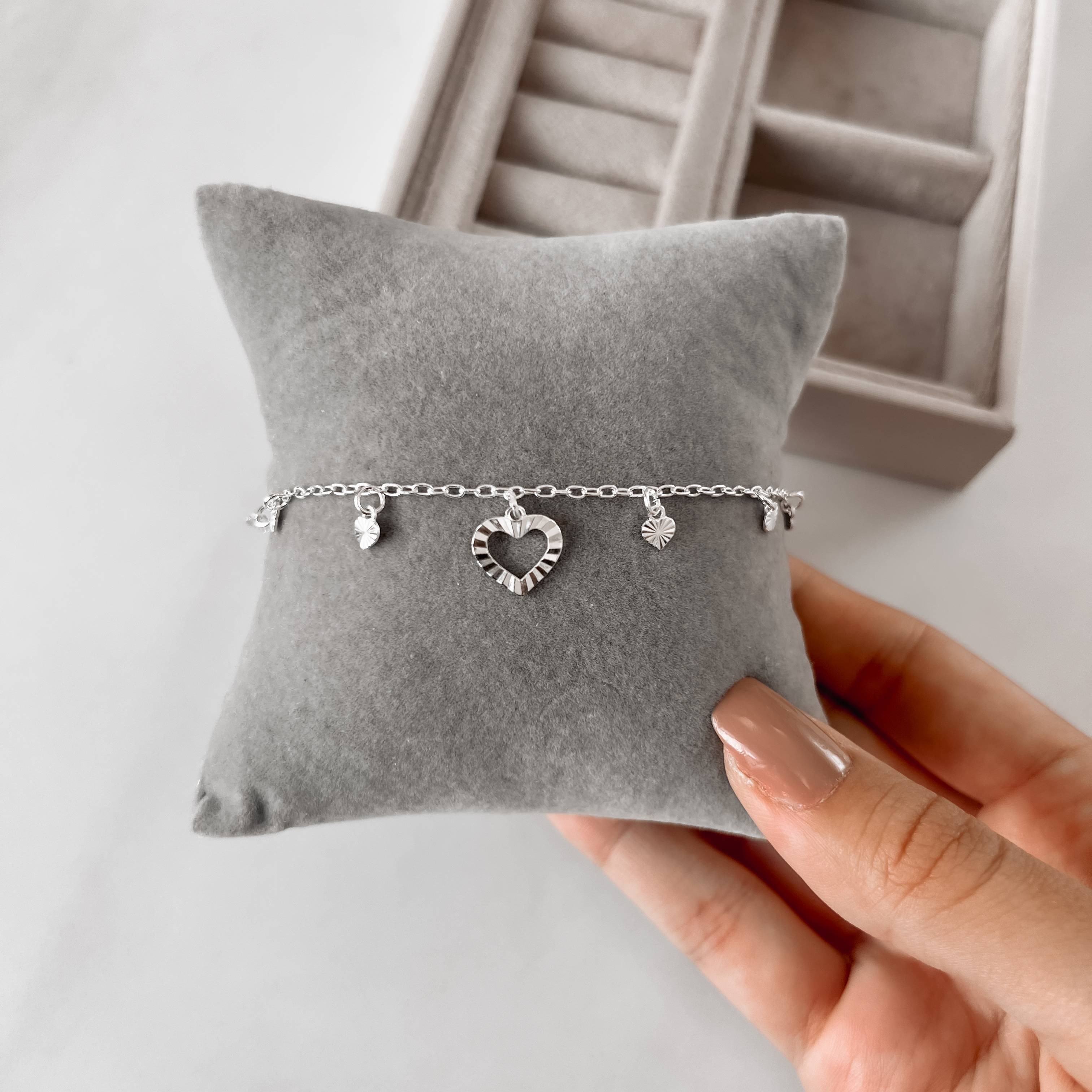 Imagem Secundária Pulseira pingentes coração vazado e mini corações com vinco