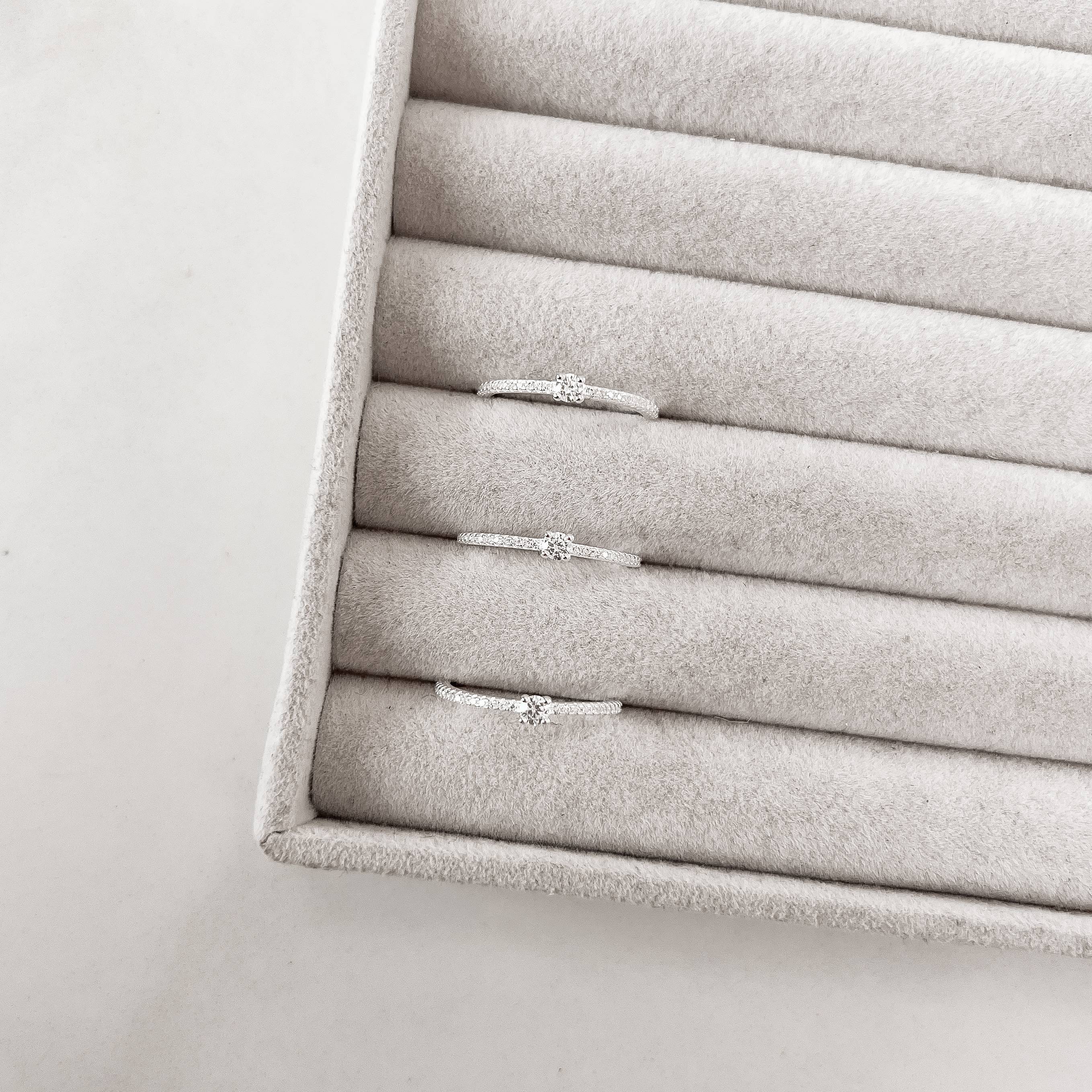 Imagem Secundária Anel meia aliança com solitário cristal 3mm