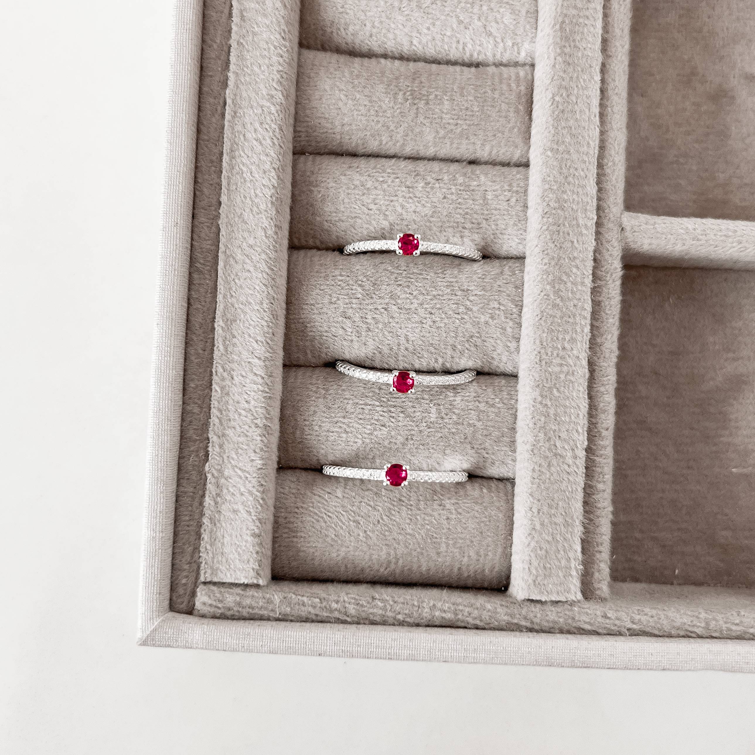 Anel meia aliança com solitário rubi 3mm