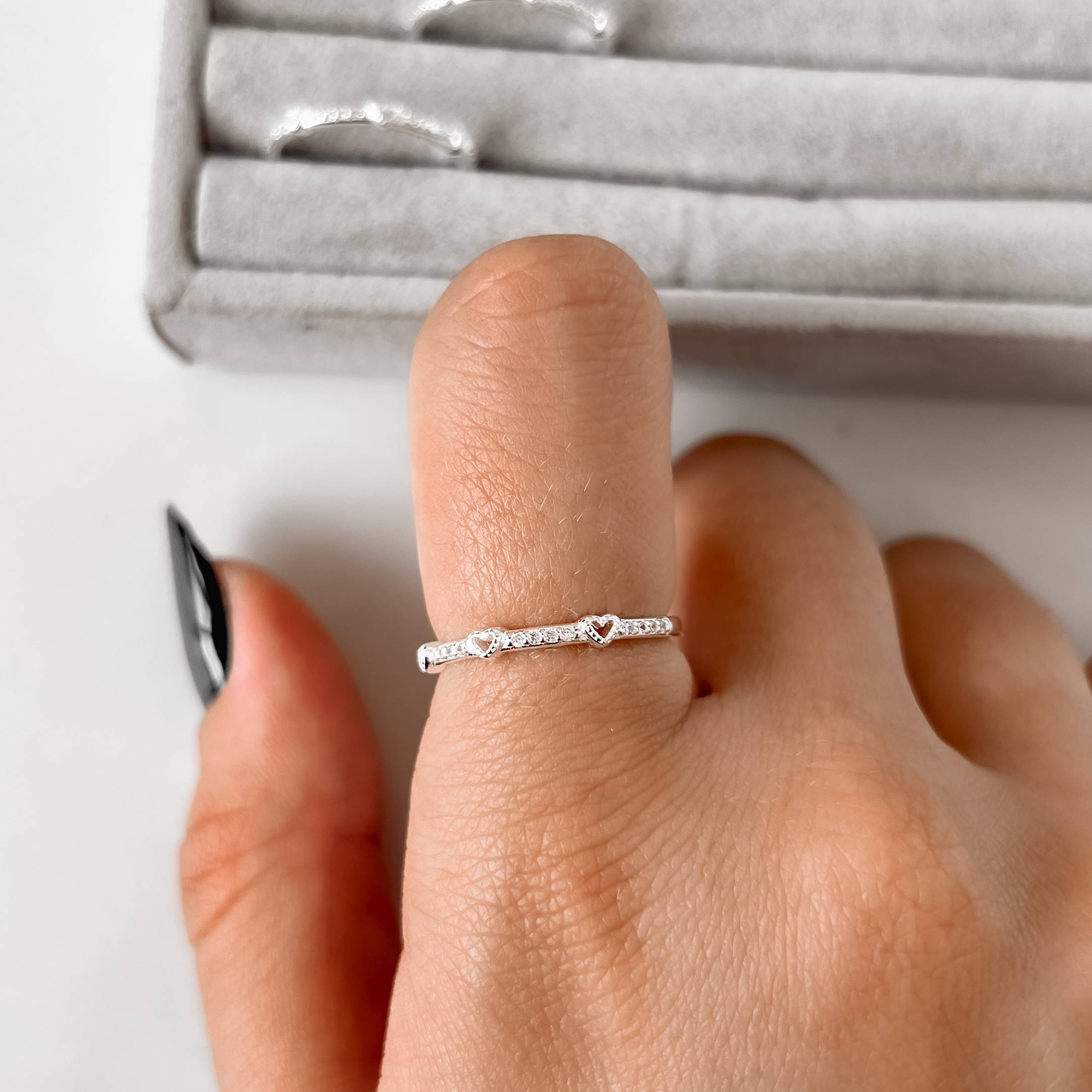 Anel meia aliança com mini corações vazados