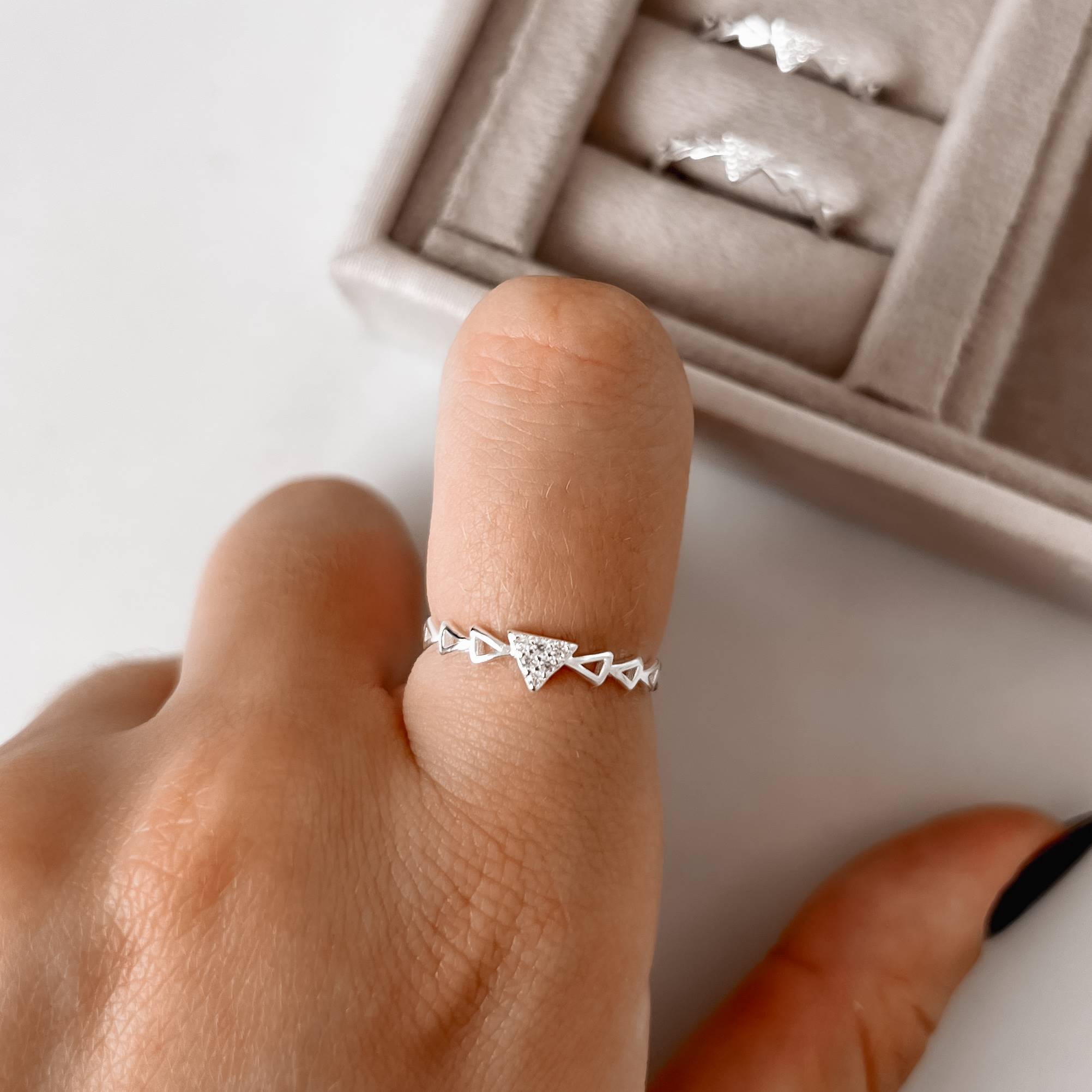 Imagem Secundária Anel triângulo cravejado com triângulos vazados