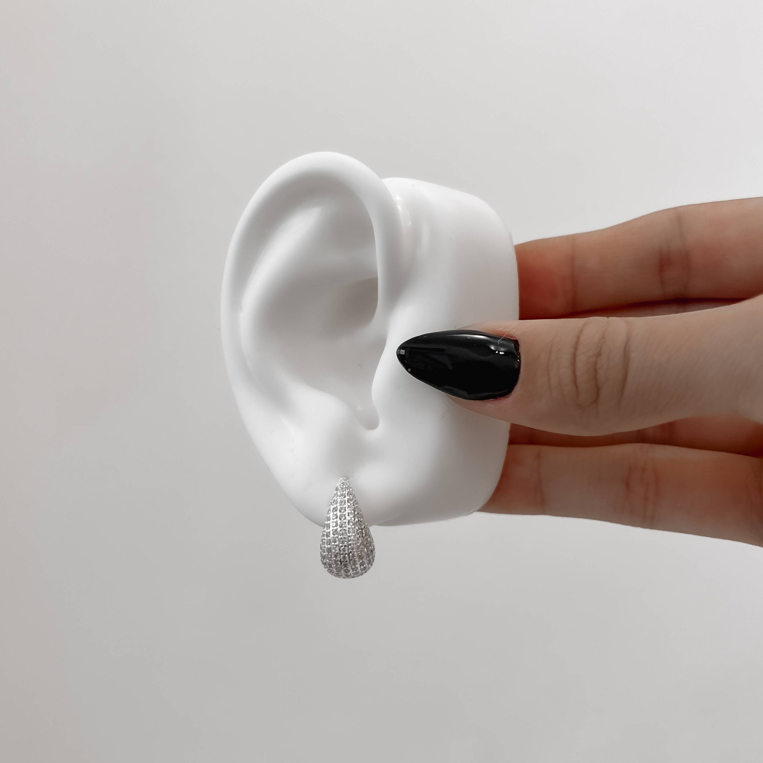 Brinco gota pesada cravejada 18mm