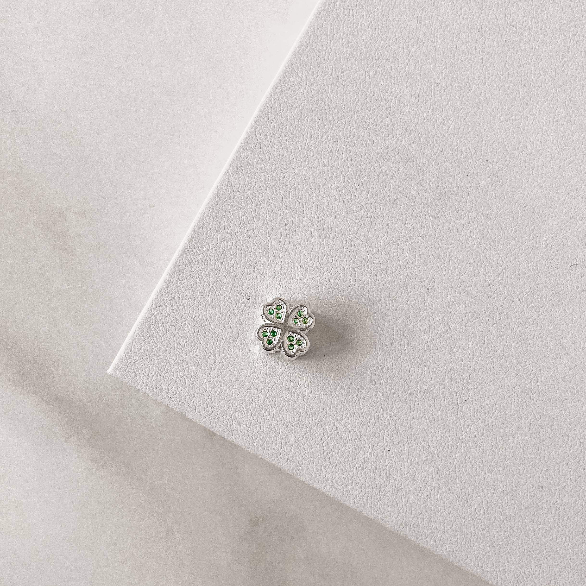 Berloque separador trevo cravejado verde 9mm