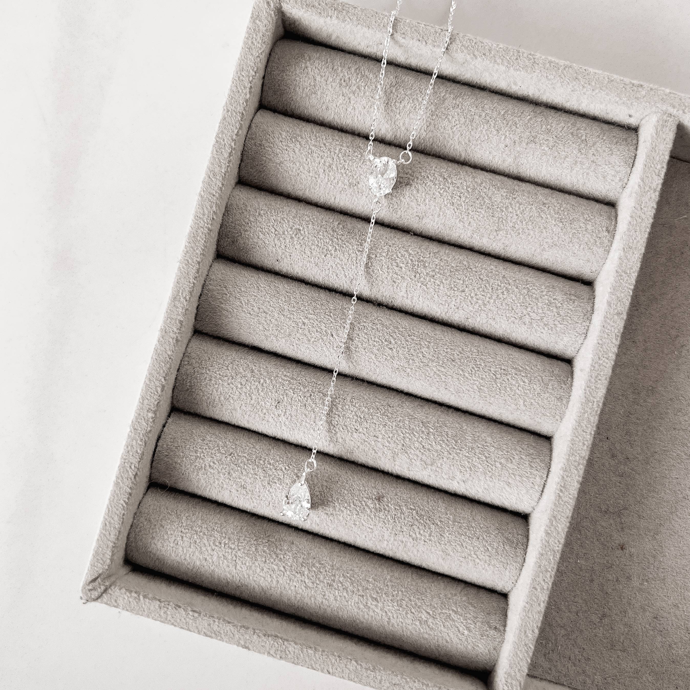 Gravatinha zircônias oval e gota 40+5cm