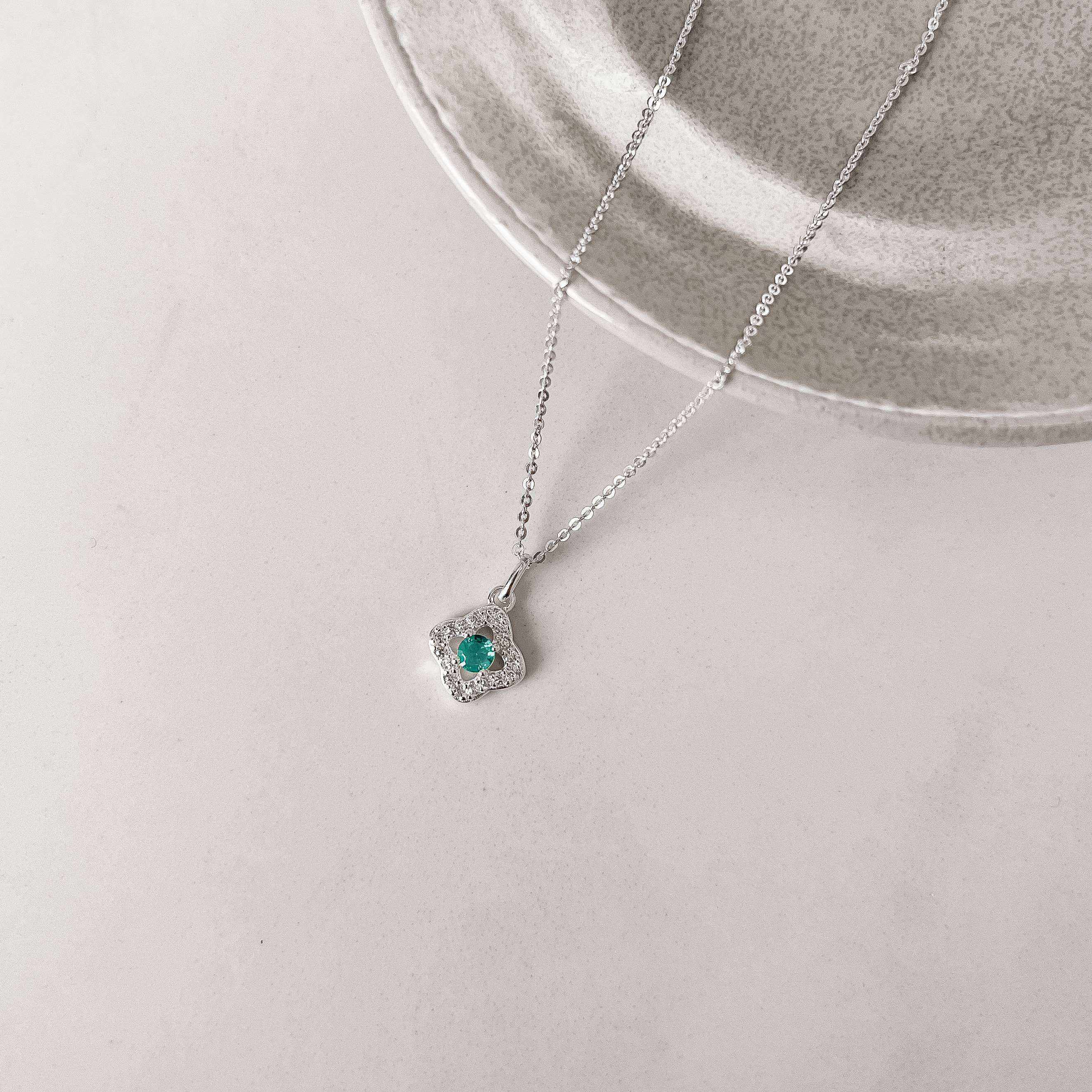 Imagem Colar pingente trevo vazado cravejado com zircônia acqua 11mm corrente cadeadinho 45cm