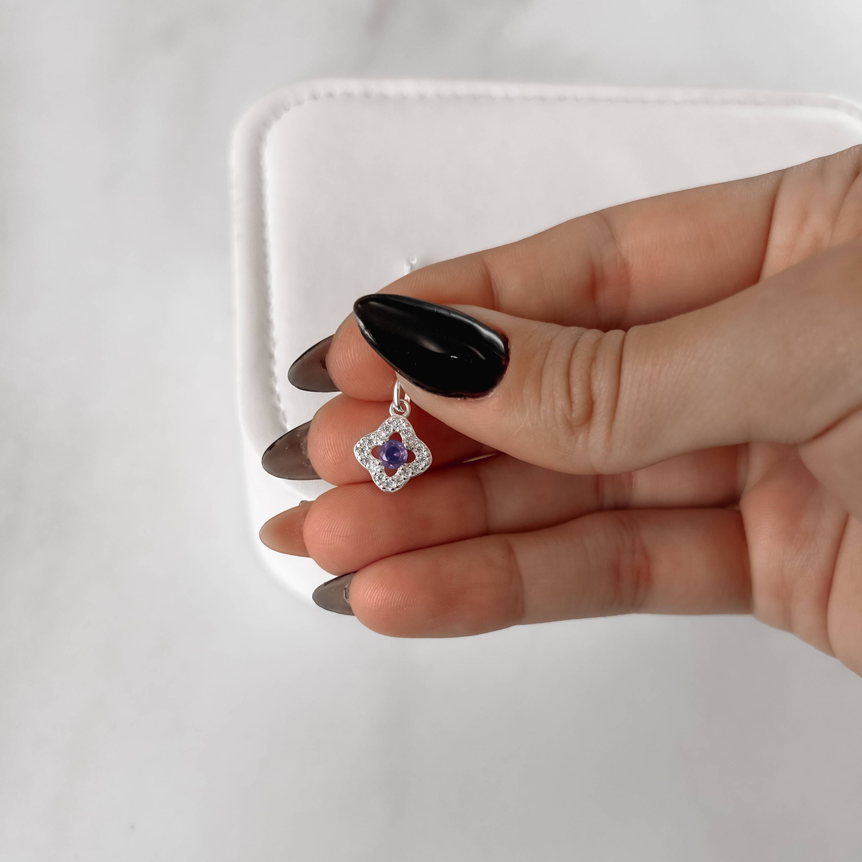 Imagem Secundária Pingente trevo vazado cravejado com zircônia lilás 11mm