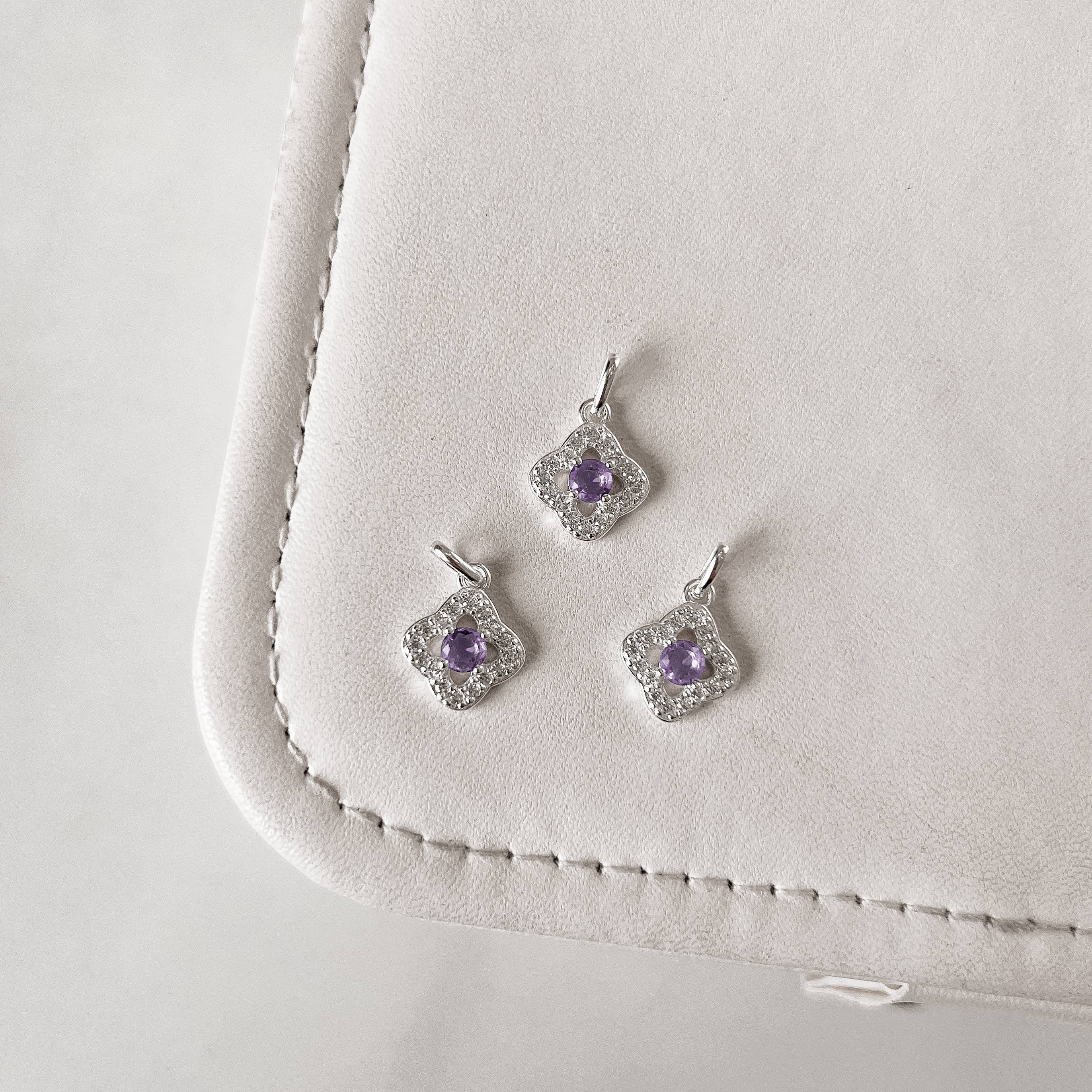 Imagem Pingente trevo vazado cravejado com zircônia lilás 11mm