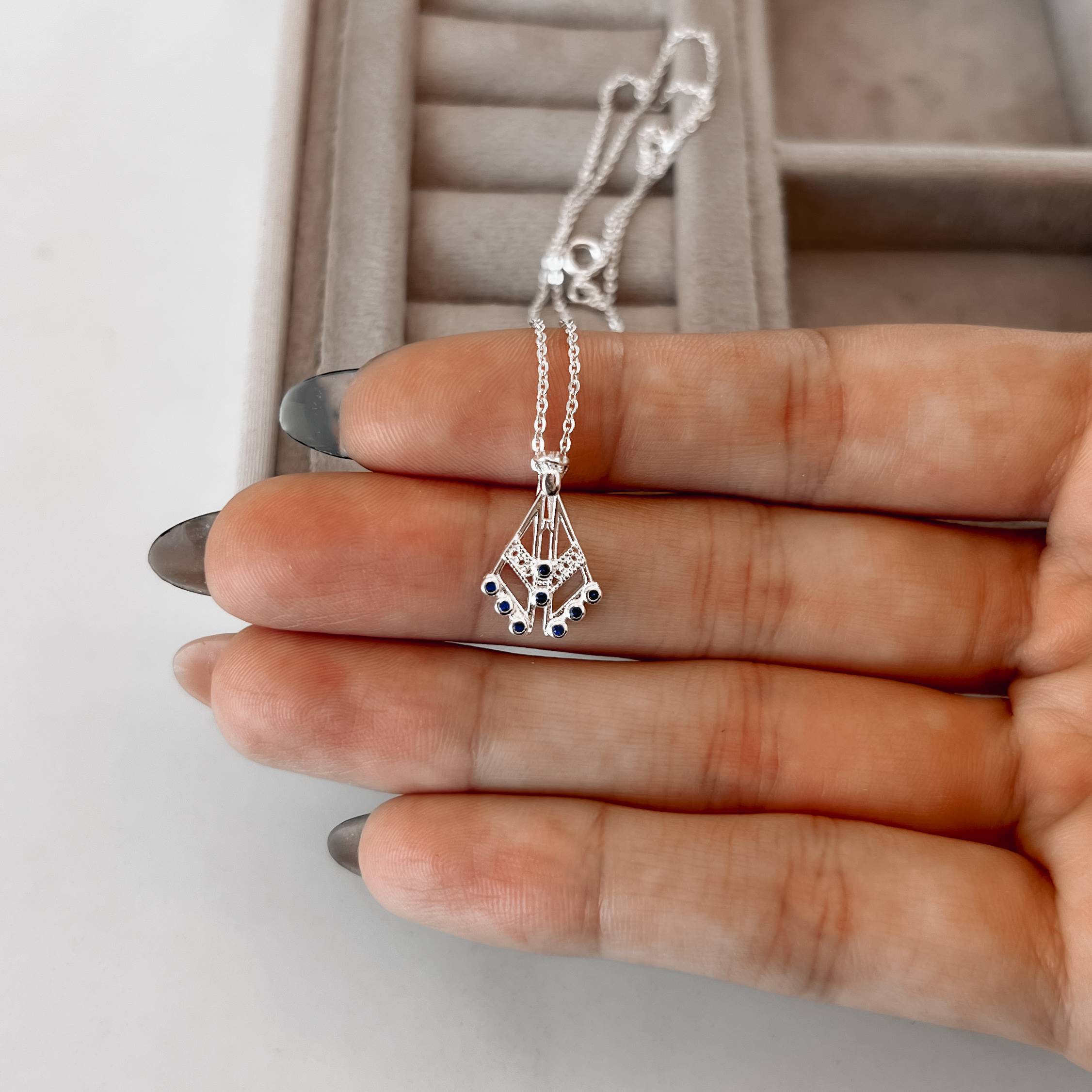 Imagem Secundária Colar Nsa. Sra. Aparecida vazada detalhe cravejado azul 17mm corrente cadeadinho 45cm