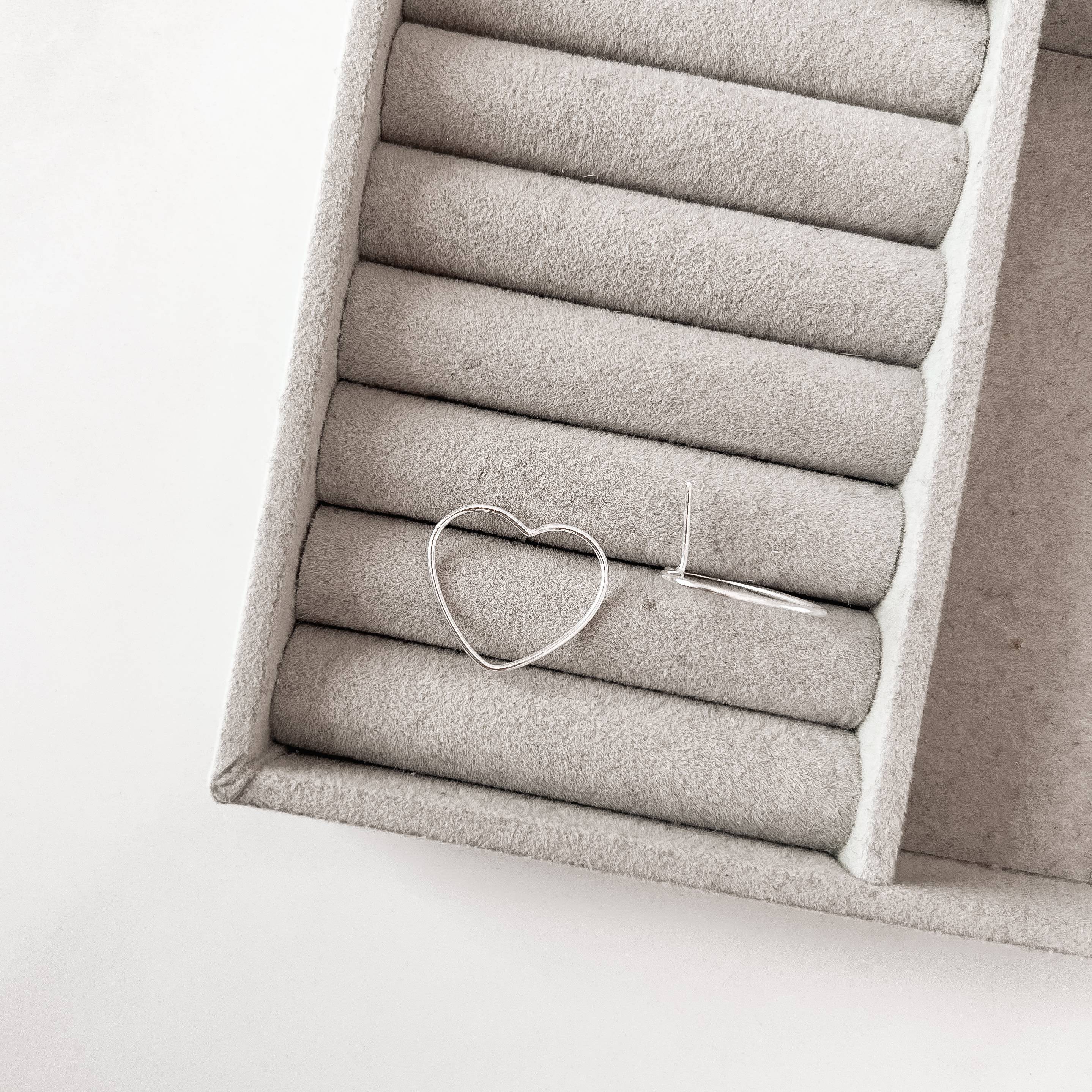 Brinco coração vazado 22mm