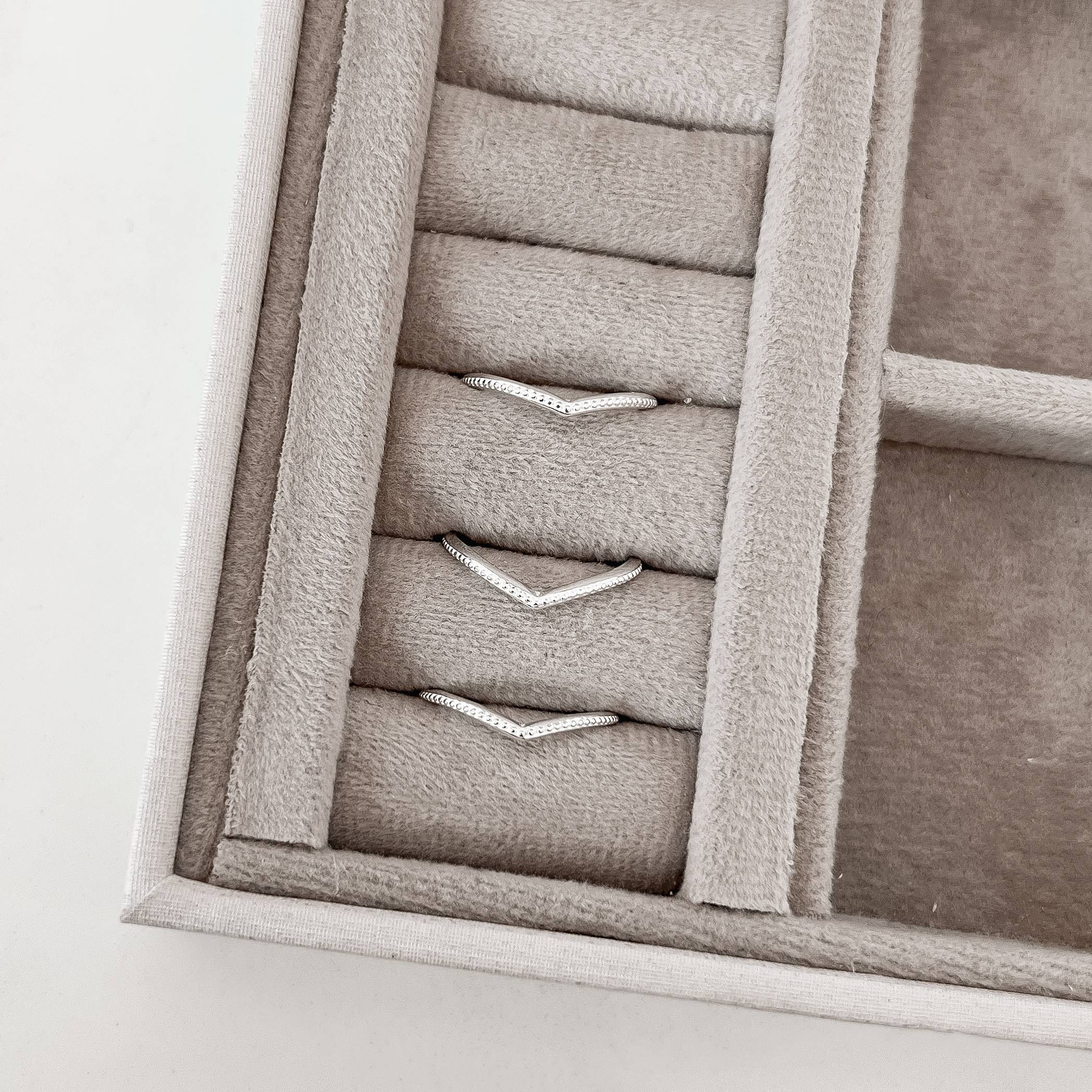 Anel mini V detalhe bolinhas