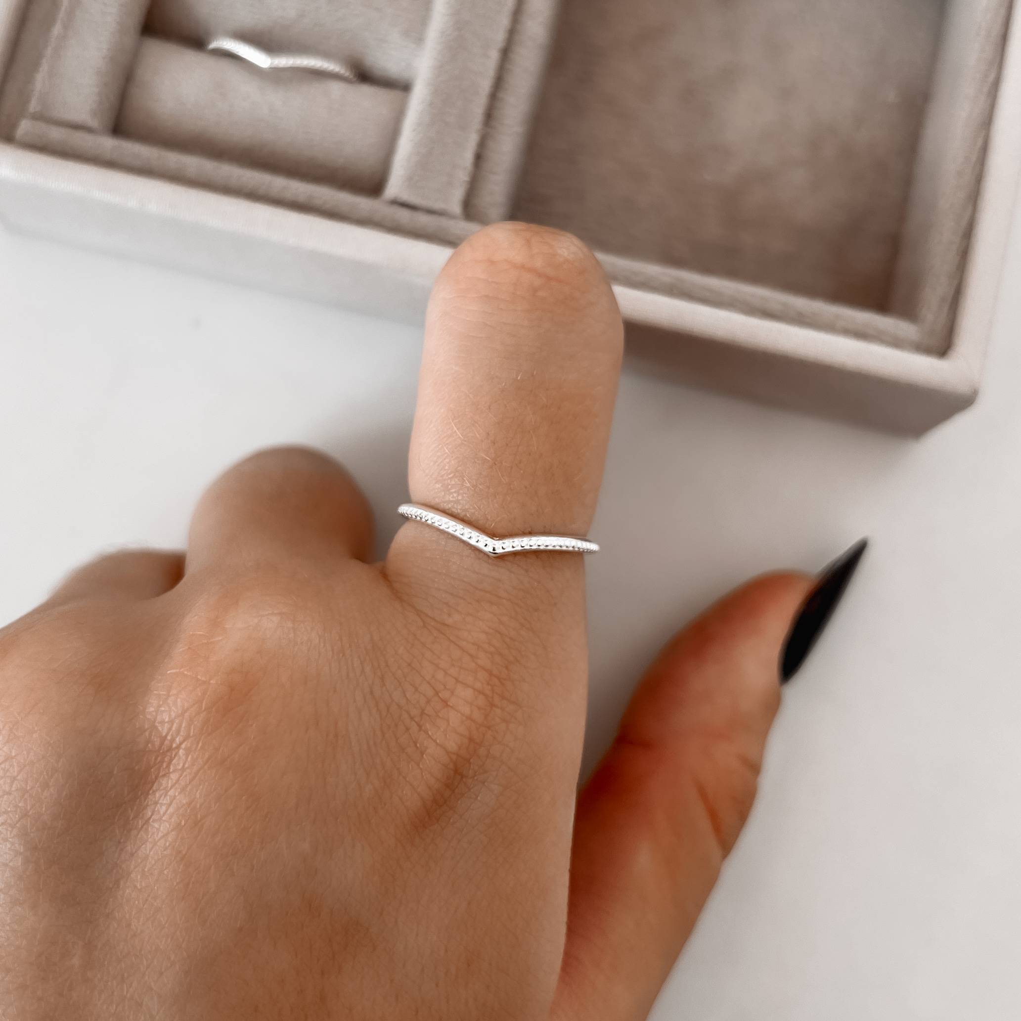 Imagem Secundária Anel mini V detalhe bolinhas