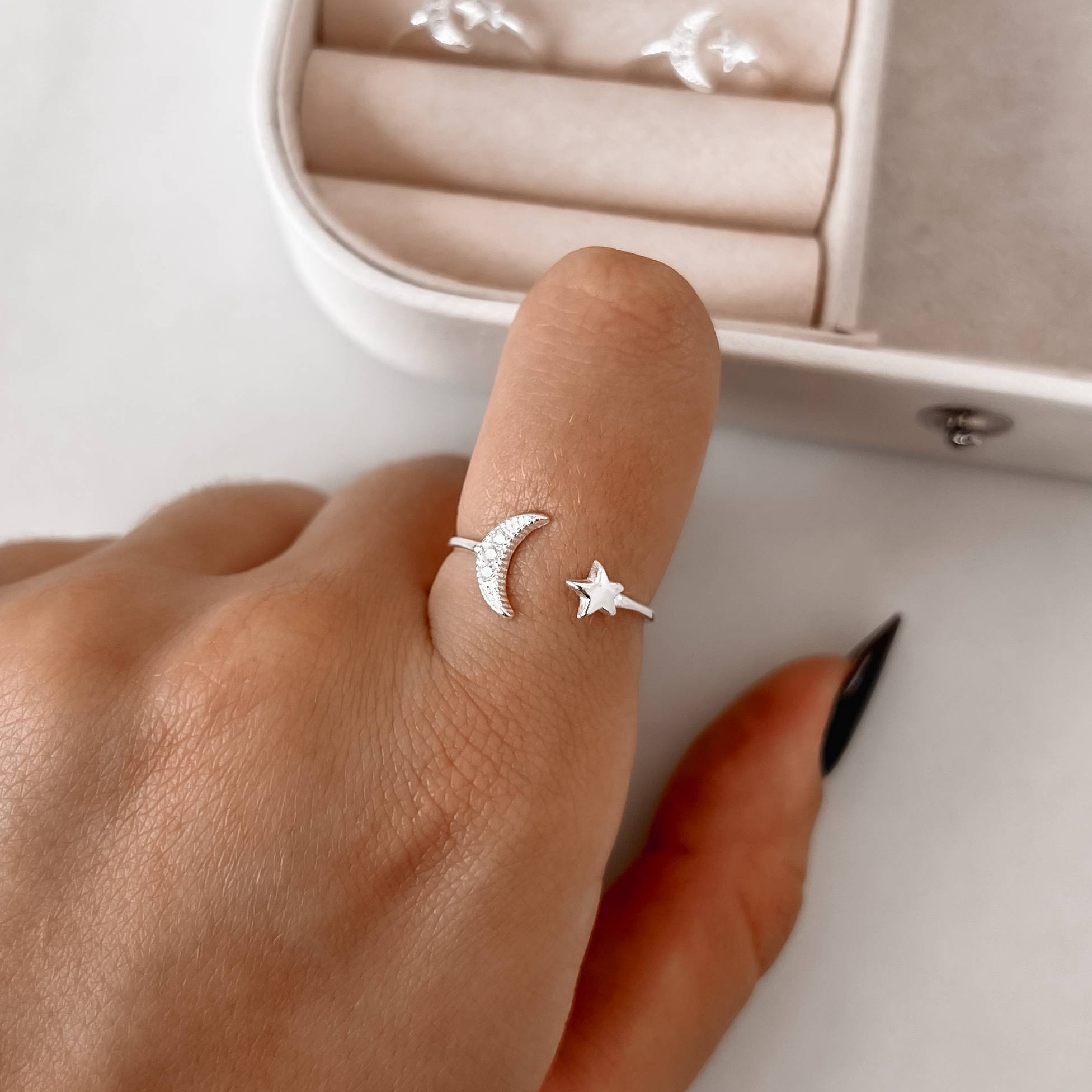 Anel lua com zircônias e estrela regulável P