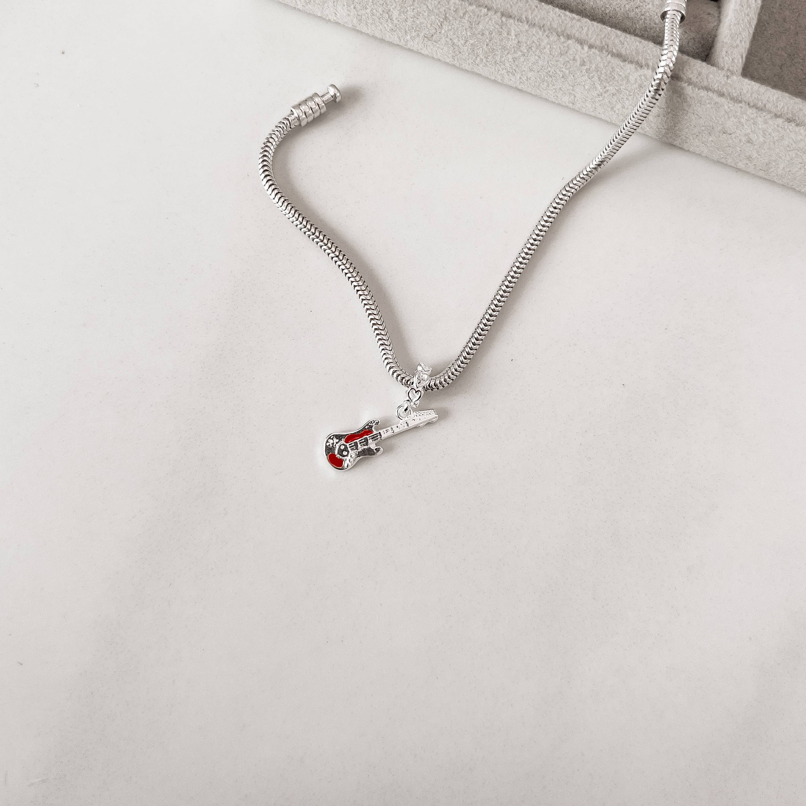 Imagem Berloque pingente guitarra elo corações vazados resina 20mm