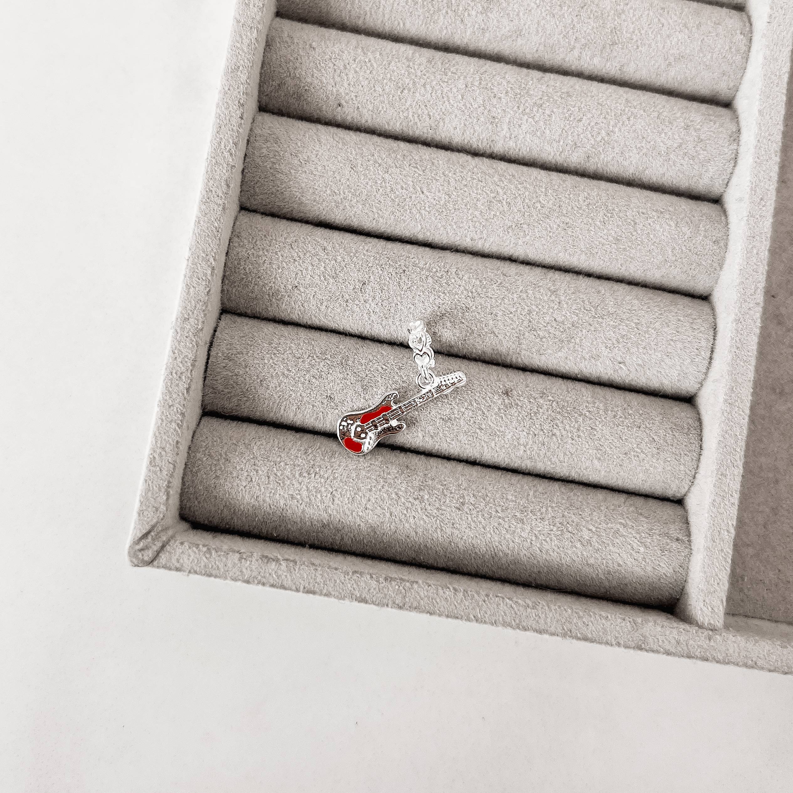 Imagem Secundária Berloque pingente guitarra elo corações vazados resina 20mm