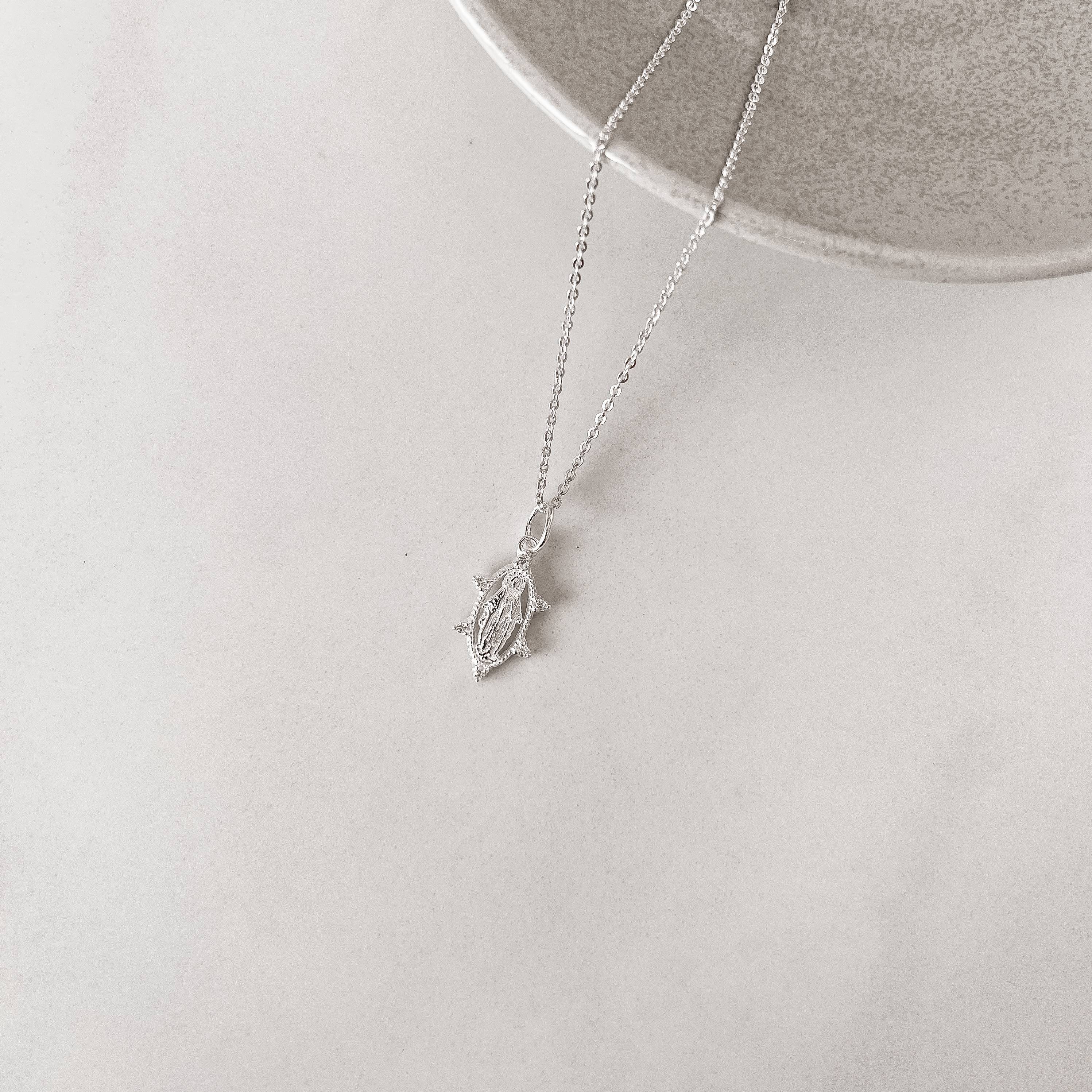 Colar pingente medalha oval Nsa. Sra. das Graças com zircônias 16mm corrente cadeadinho 45cm