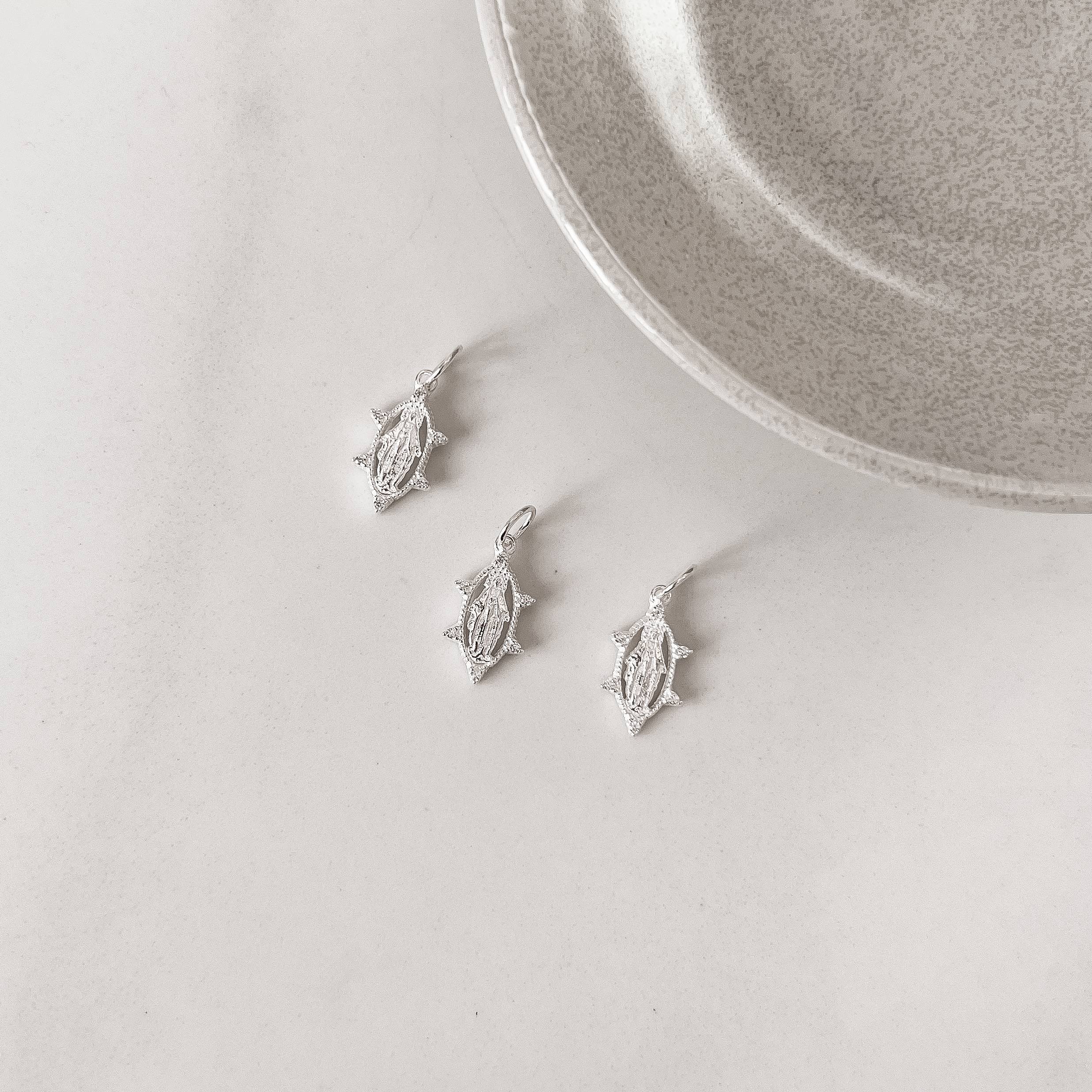 Pingente medalha oval Nsa. Sra. das Graças com zircônias 16mm