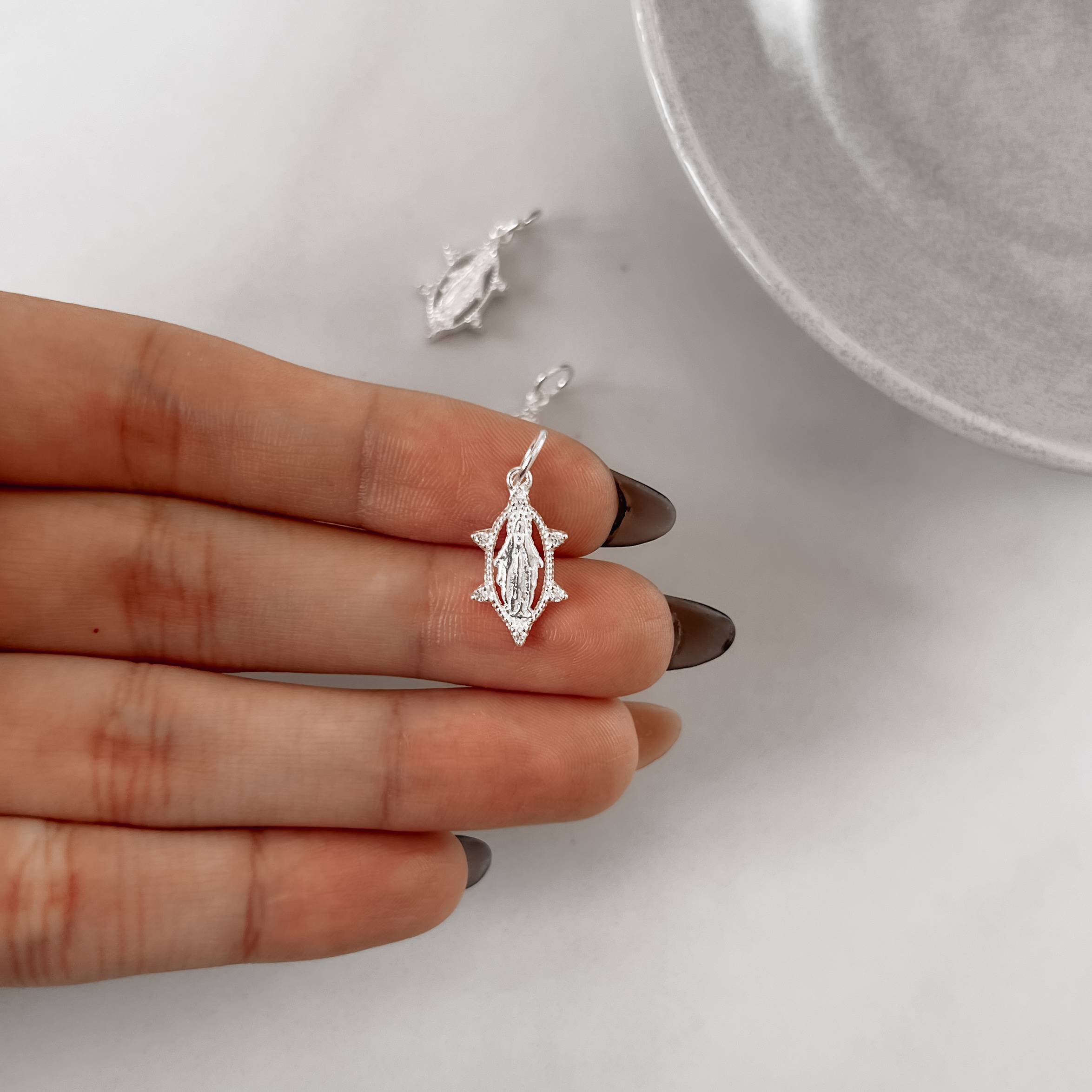 Imagem Secundária Pingente medalha oval Nsa. Sra. das Graças com zircônias 16mm