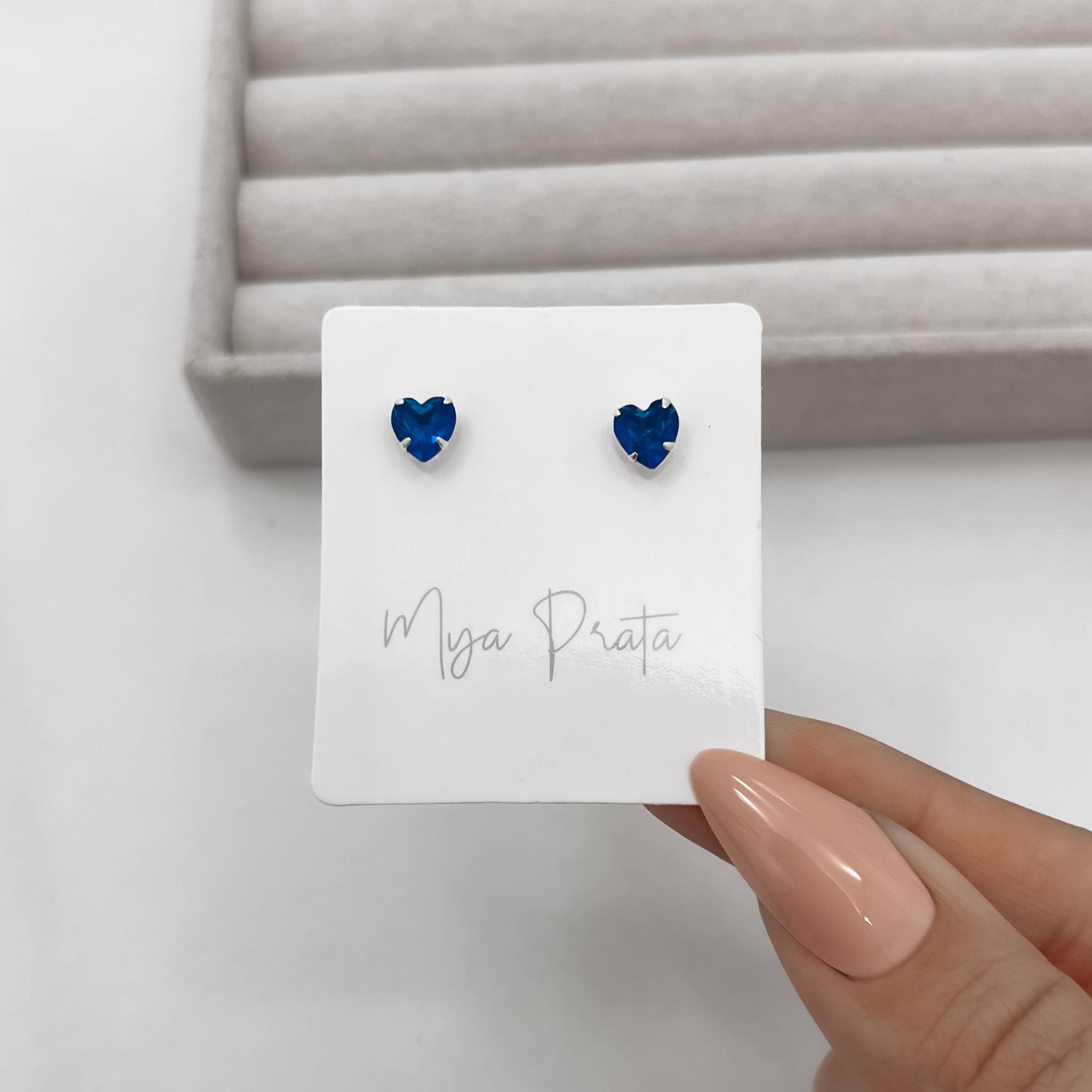 Brinco zircônia coração azul bic 6mm