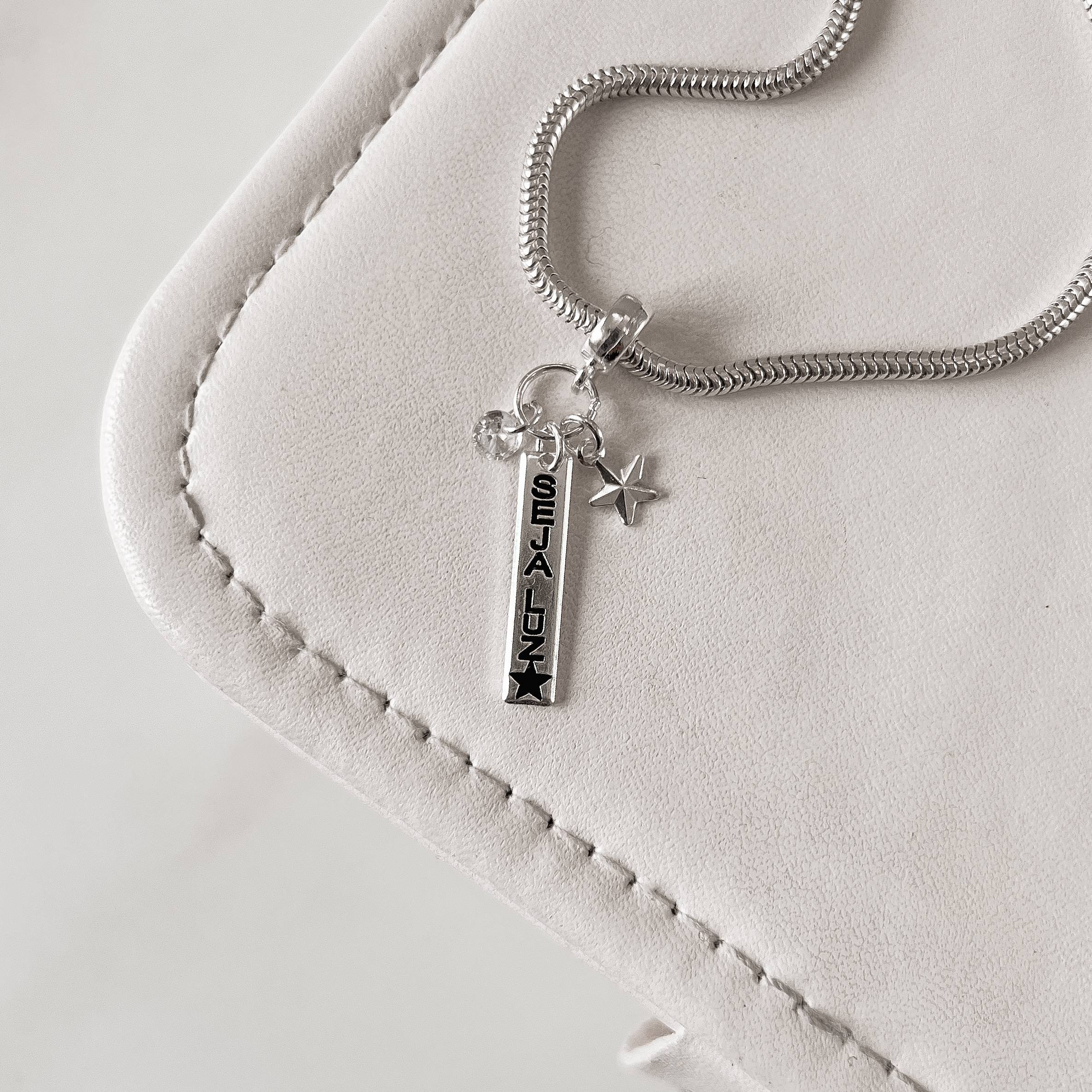 Imagem Secundária Berloque pingente patuá placa seja luz resina