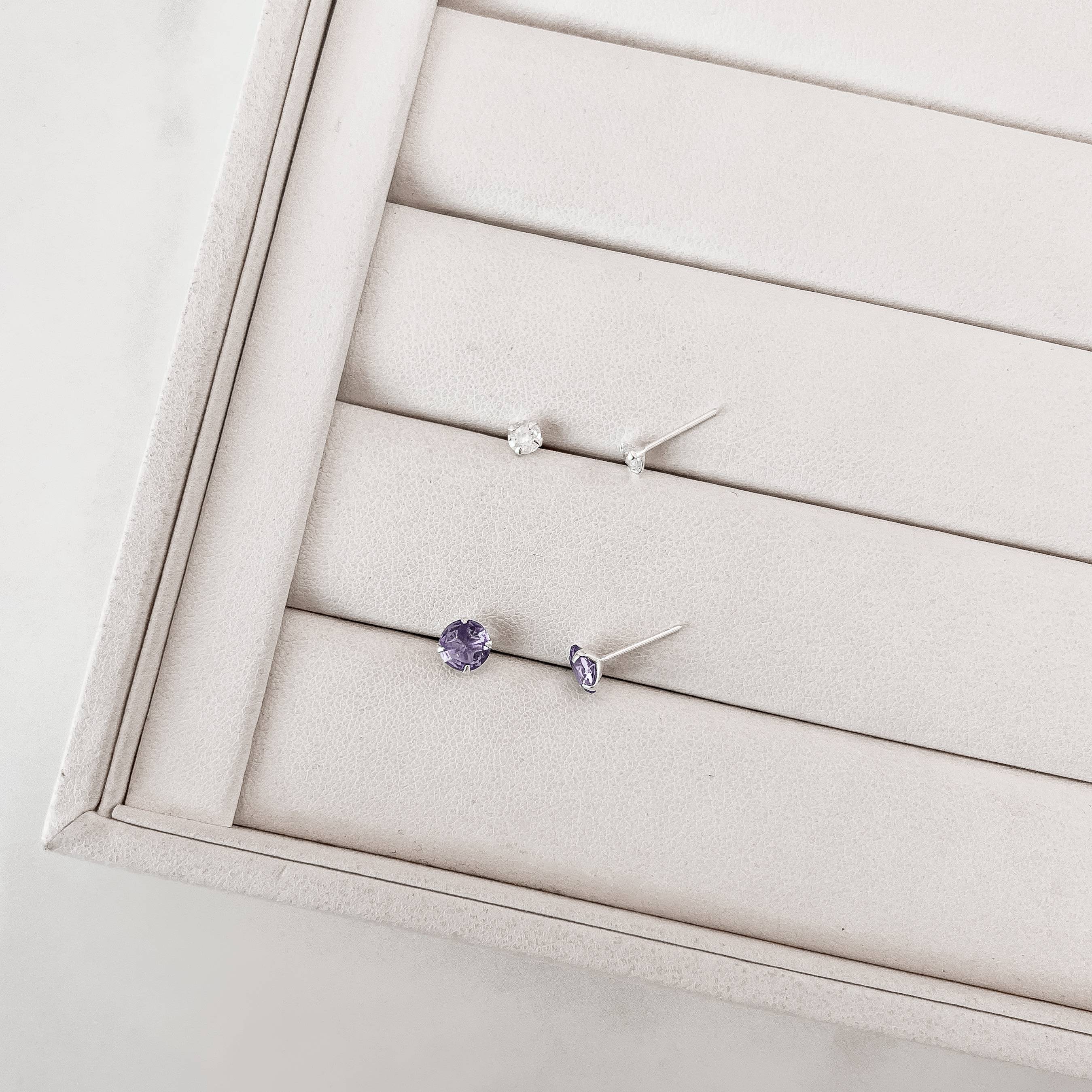 Dupla zircônias redonda cristal 4mm e lilás 6mm