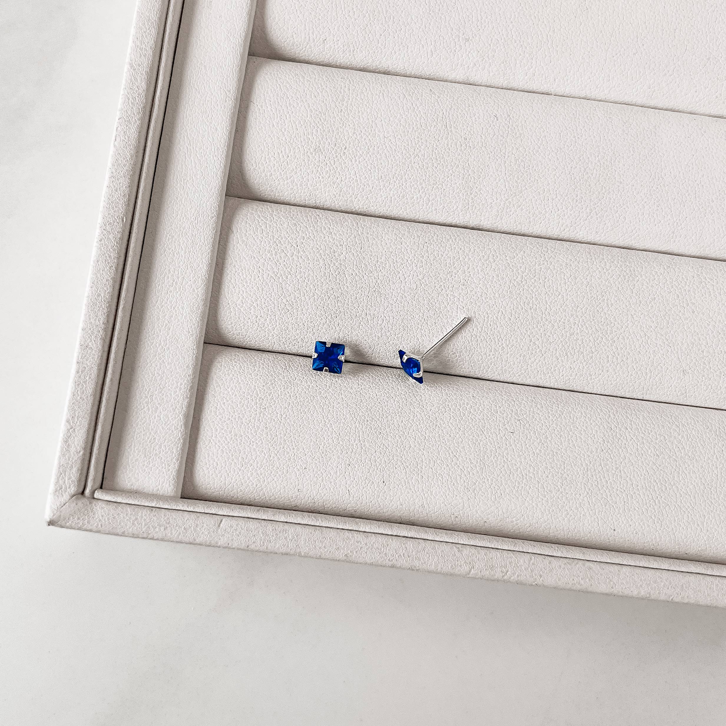 Brinco zircônia quadrada azul bic 5mm
